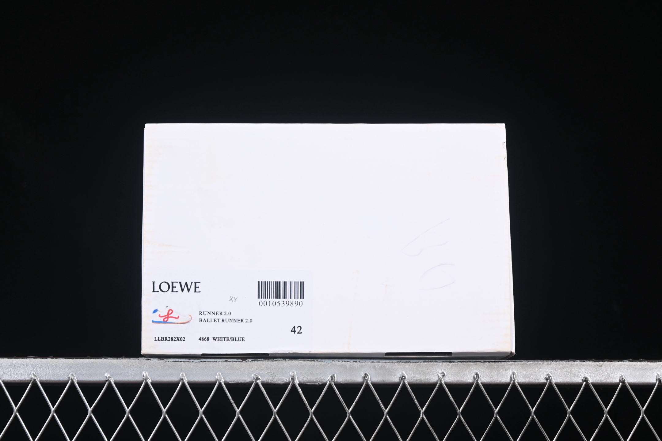 💰400纯原代购版本 Loewe Ballet Runner 2.0 Sneakers 罗意威 芭蕾舞2.0系列阿甘复古风德训薄底百搭休闲运动鞋 White Blub
#原楦型开发纸版，采用反绒牛皮革拼接头层皮饰片鞋面材质、不对称鞋头设计、袜状内部结构，全手工拉帮工艺成型，轻盈橡胶外底延伸至鞋头。20 毫米鞋跟，附同色系鞋带
#鞋身原装高密度防刮尼龙面料,极好柔软效果，侧面饰有 L 徽标，鞋舌饰有压纹 Anagram，后跟标签饰有注塑橡胶 LOEWE 标志
#双层乳胶缓震鞋垫,外部搭配轻量EVA缓震组合橡胶防滑片装外底
尺码：35 36 37 38 39 40 41 42 43 44 45 B.F6