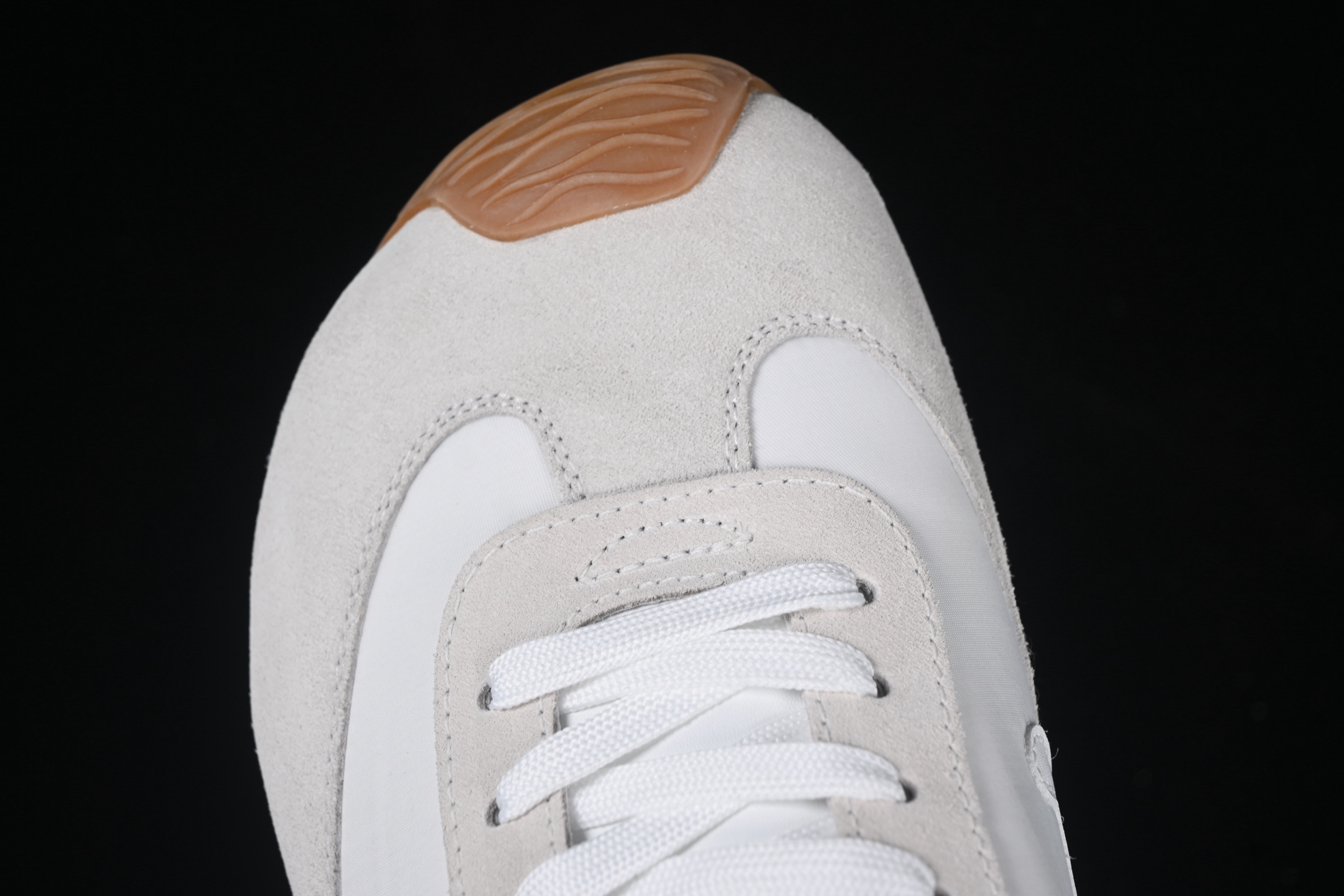 💰400纯原代购版本 Loewe Ballet Runner 2.0 Sneakers 罗意威 芭蕾舞2.0系列阿甘复古风德训薄底百搭休闲运动鞋 White
#原楦型开发纸版，采用反绒牛皮革拼接头层皮饰片鞋面材质、不对称鞋头设计、袜状内部结构，全手工拉帮工艺成型，轻盈橡胶外底延伸至鞋头。20 毫米鞋跟，附同色系鞋带
#鞋身原装高密度防刮尼龙面料,极好柔软效果，侧面饰有 L 徽标，鞋舌饰有压纹 Anagram，后跟标签饰有注塑橡胶 LOEWE 标志
#双层乳胶缓震鞋垫,外部搭配轻量EVA缓震组合橡胶防滑片装外底
尺码：35 36 37 38 39 40 41 42 43 44 45 B.F6