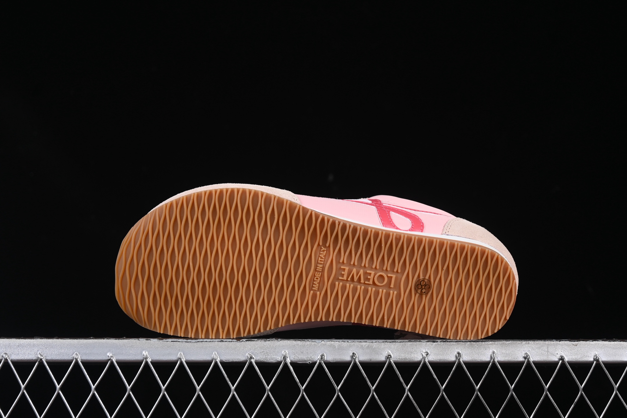 💰400纯原
 纯原代购版本 Loewe Ballet Runner 2.0 Sneakers 罗意威 芭蕾舞2.0系列阿甘复古风德训薄底百搭休闲运动鞋 Pink Rose
#原楦型开发纸版，采用反绒牛皮革拼接头层皮饰片鞋面材质、不对称鞋头设计、袜状内部结构，全手工拉帮工艺成型，轻盈橡胶外底延伸至鞋头。20 毫米鞋跟，附同色系鞋带
#鞋身原装高密度防刮尼龙面料,极好柔软效果，侧面饰有 L 徽标，鞋舌饰有压纹 Anagram，后跟标签饰有注塑橡胶 LOEWE 标志
#双层乳胶缓震鞋垫,外部搭配轻量EVA缓震组合橡胶防滑片装外底
尺码：35 36 37 38 39 40 B.F6