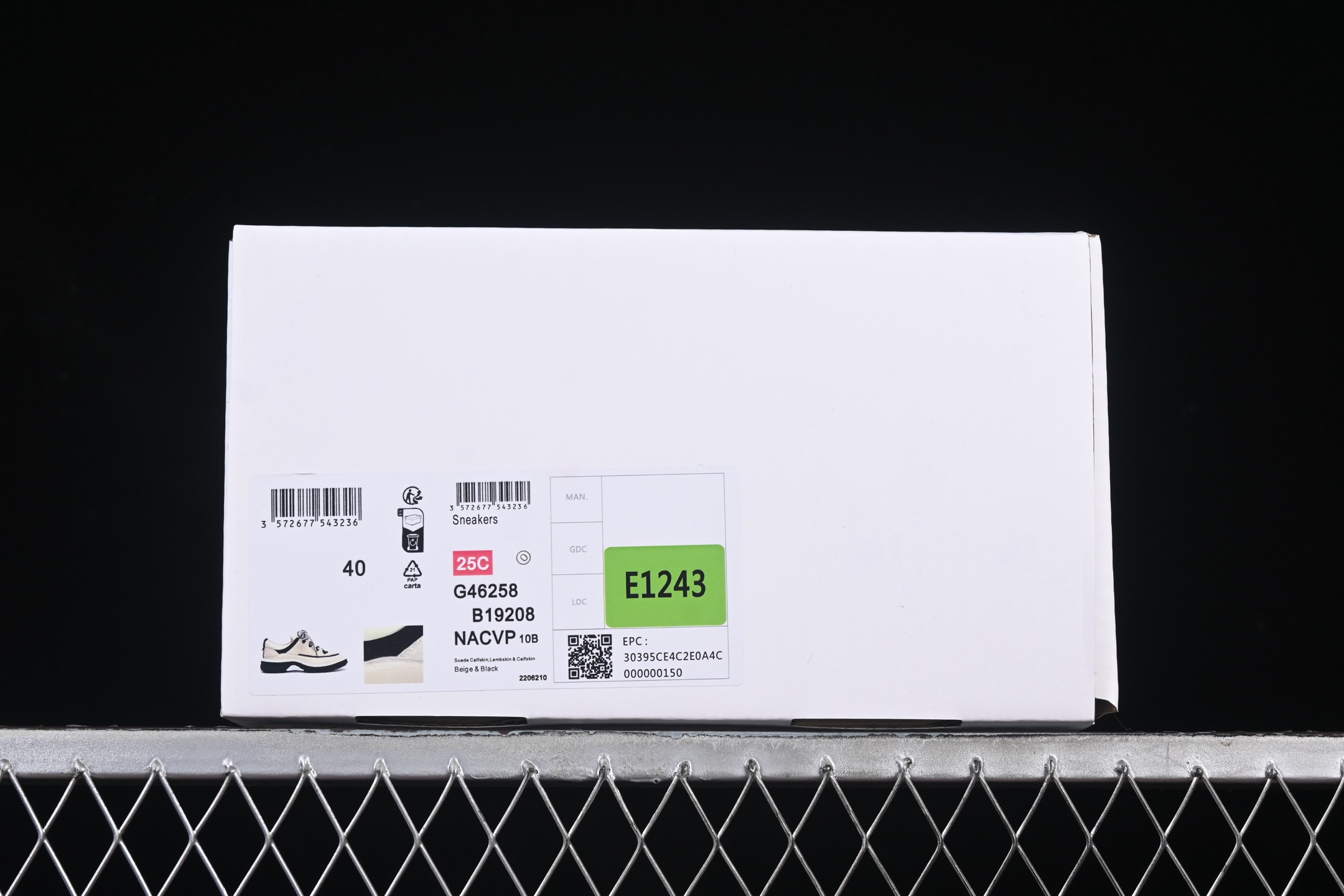 💰420纯原
Chanel 25C 香奈儿系带平底生活休闲鞋 G46258
#原版购入开发 专柜超级大爆款,网红博主小姐姐们的挚爱,社交平台的各种夸赞,人气超高质感透气超级春夏,看到这期总能唤起少女内心对时髦的诉求 最新麂皮材质 经典黑白配色 上脚时髦感十足 容易打理
尺码:39 40 41 42 43 44 AJF6