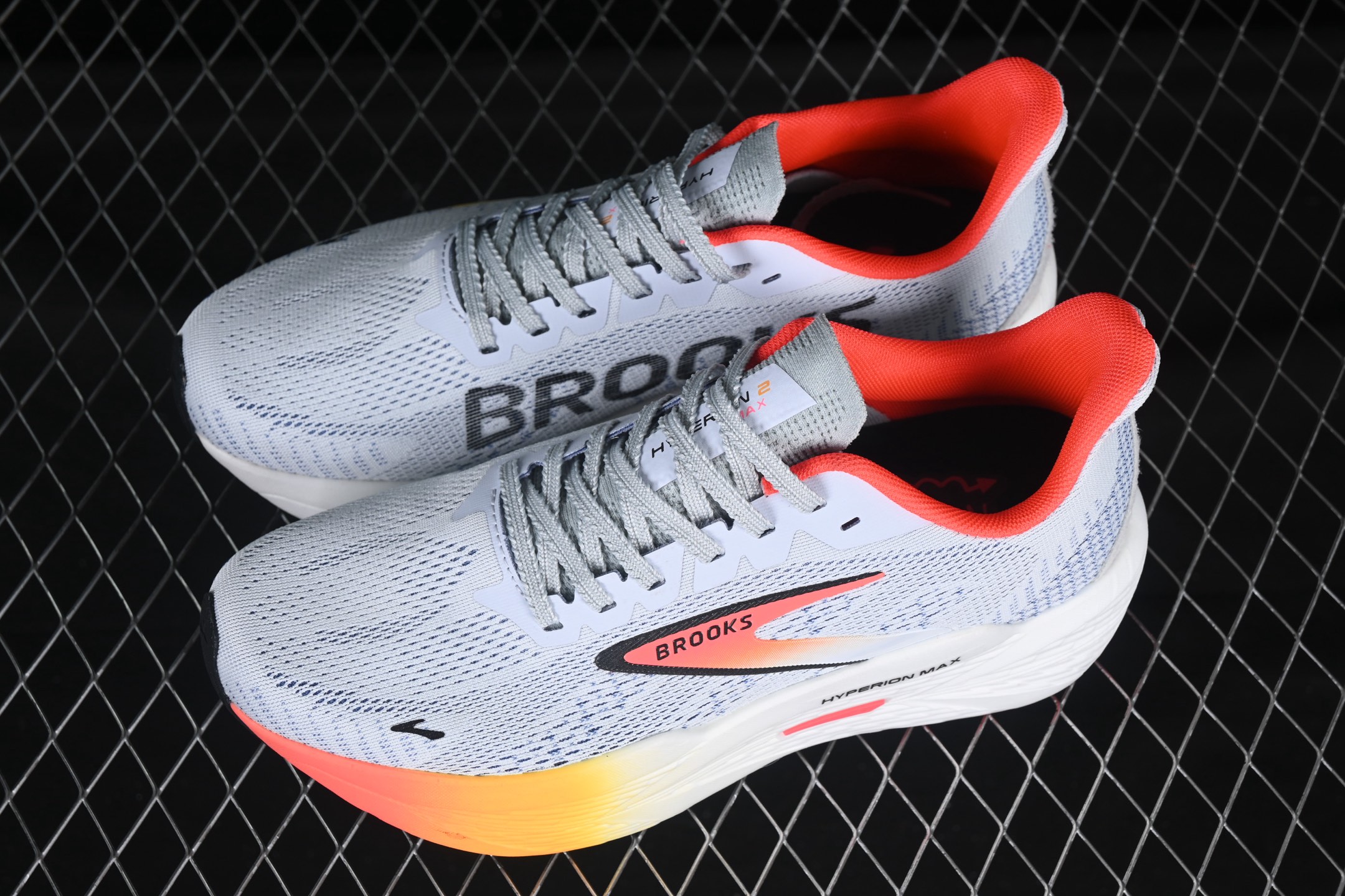 💰240纯原
Brooks Hyperion Max 2 布鲁克斯 烈风2 减震竞速马拉松专业跑鞋 1104341D443
尺码：40 40.5 41 42 42.5 43 44 44.5 45 J.D4