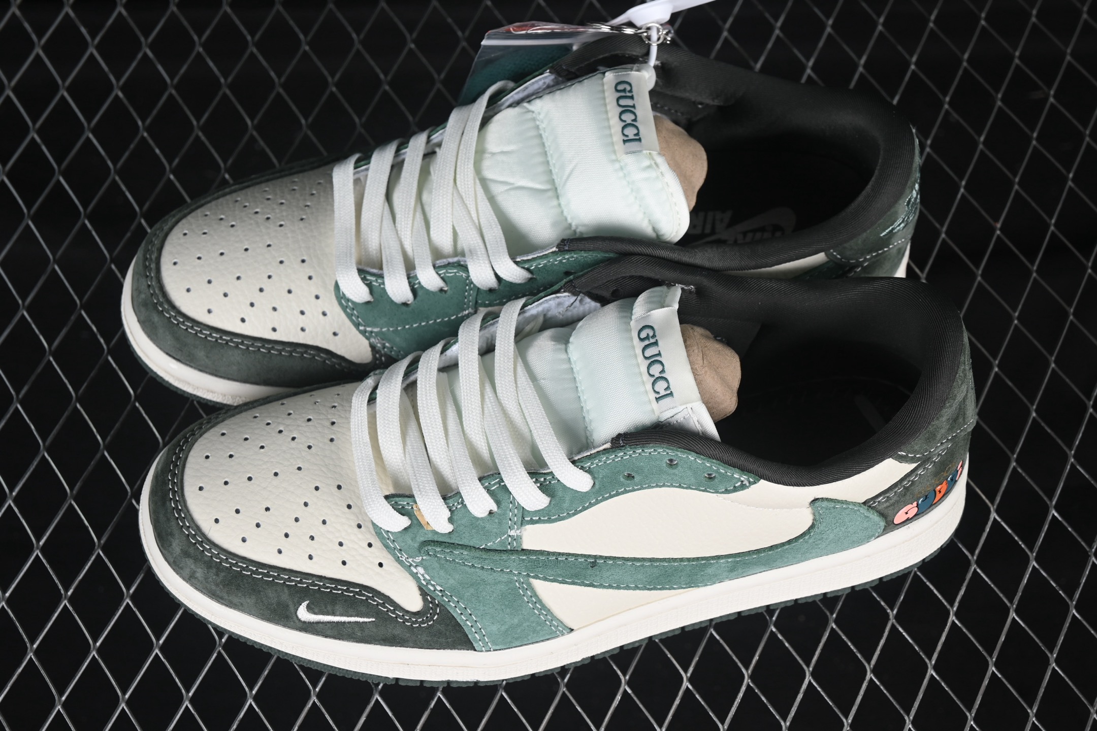 💰280公司级💰380纯原
Travis Scott x Fragment Design x Air Jordan 1 Low OG SP 乔1古驰联名 春绿 低帮文化休闲板鞋 XS2024-026
#多方联名合作融合了Travis Scott 独特的音乐风格,藤原浩个性的设计风格以及Jordan品牌的经典元素 使其成为一双具有独特身份和价值的鞋子 清新而立体的外观加上联名标识更突出了其独特身份 这种配色方案显示出活力和时尚感 在视觉上引人注目 鞋身的质感和细腻的细节处理使其显得高端而格调十足 这款“倒钩”联名是设计与创意完美结合 融合多方的个性风格是一款备受瞩目的潮流鞋款
尺码:36 36.5 37.5 38 38.5 39 40 40.5 41 42 42.5 43 44 44.5 45 9.E5