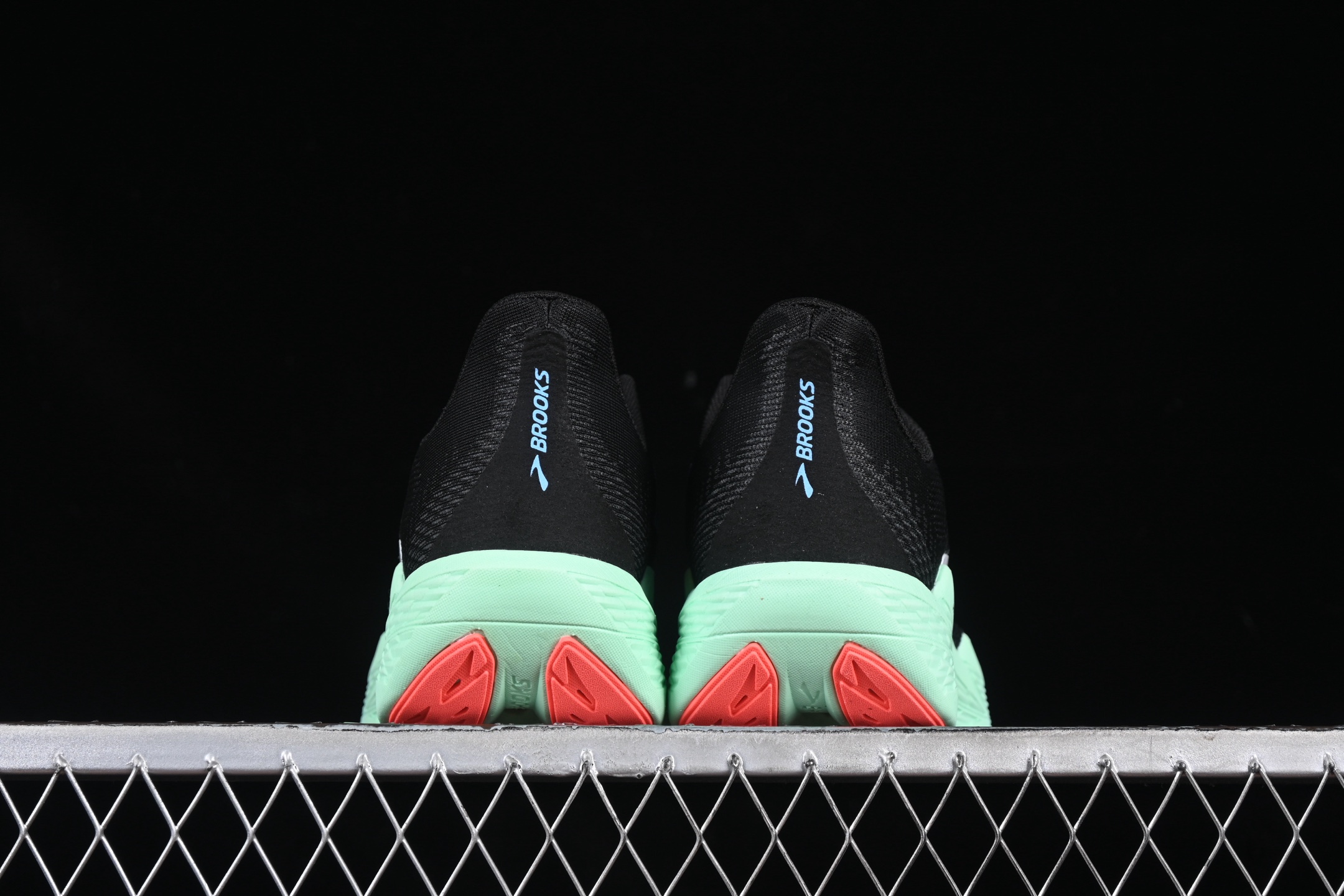 💰240纯原
 Brooks Hyperion Max 2 布鲁克斯 烈风2 减震竞速马拉松专业跑鞋 1104341D411
尺码：40 40.5 41 42 42.5 43 44 44.5 45 J.D4