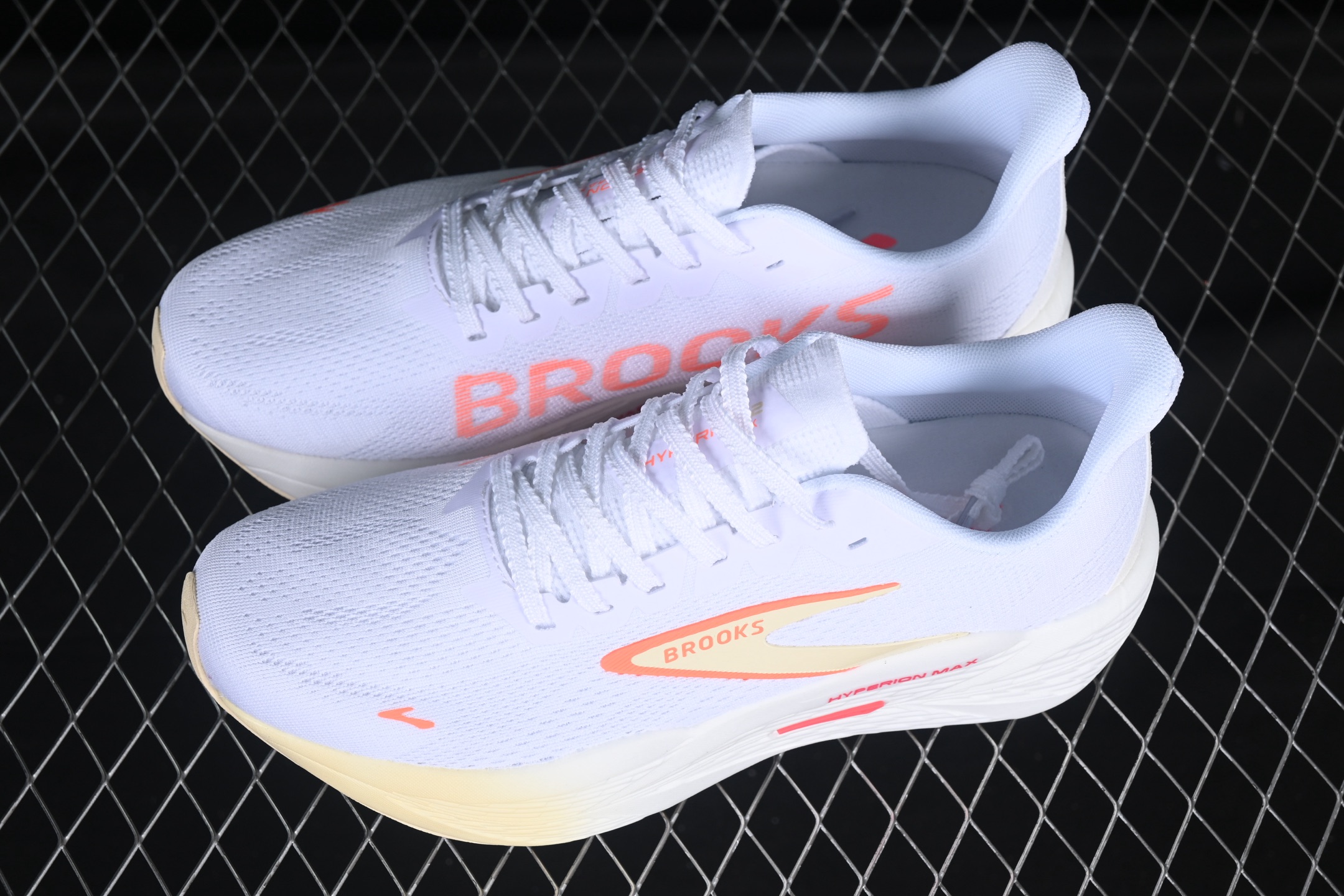 💰240纯原
Brooks Hyperion Max 2 布鲁克斯 烈风2 减震竞速马拉松专业跑鞋 1204231B173
尺码：40 40.5 41 42 42.5 43 44 44.5 45 J.D4