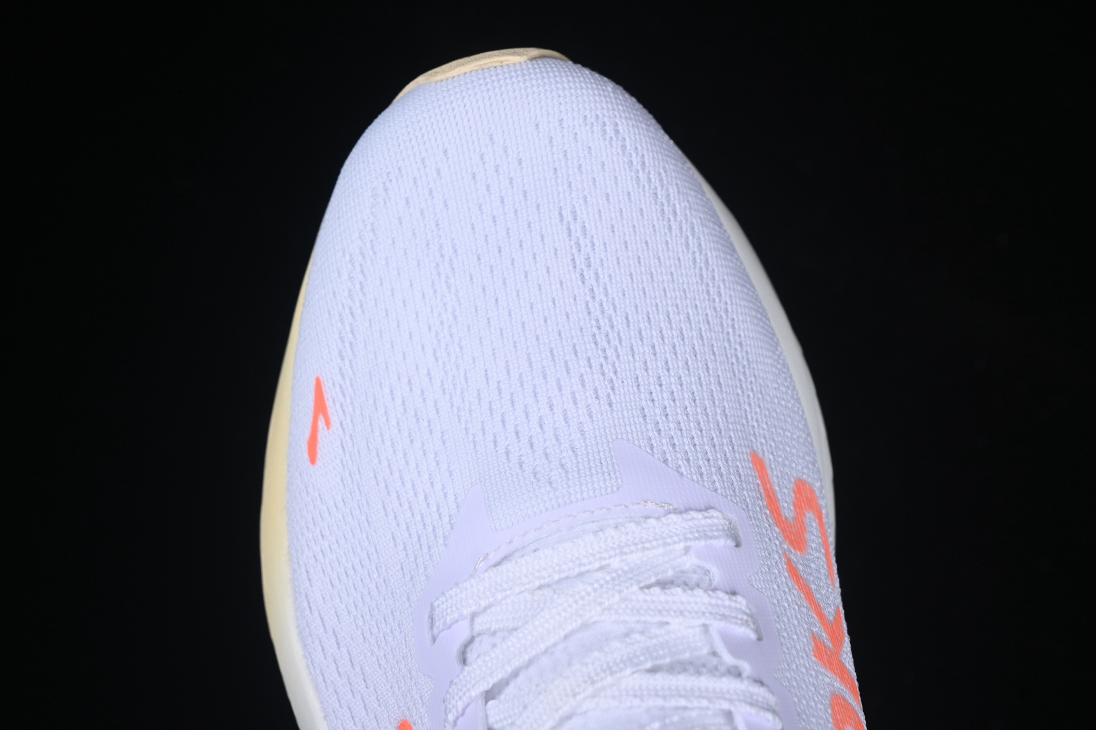 💰240纯原
Brooks Hyperion Max 2 布鲁克斯 烈风2 减震竞速马拉松专业跑鞋 1204231B173
尺码：40 40.5 41 42 42.5 43 44 44.5 45 J.D4