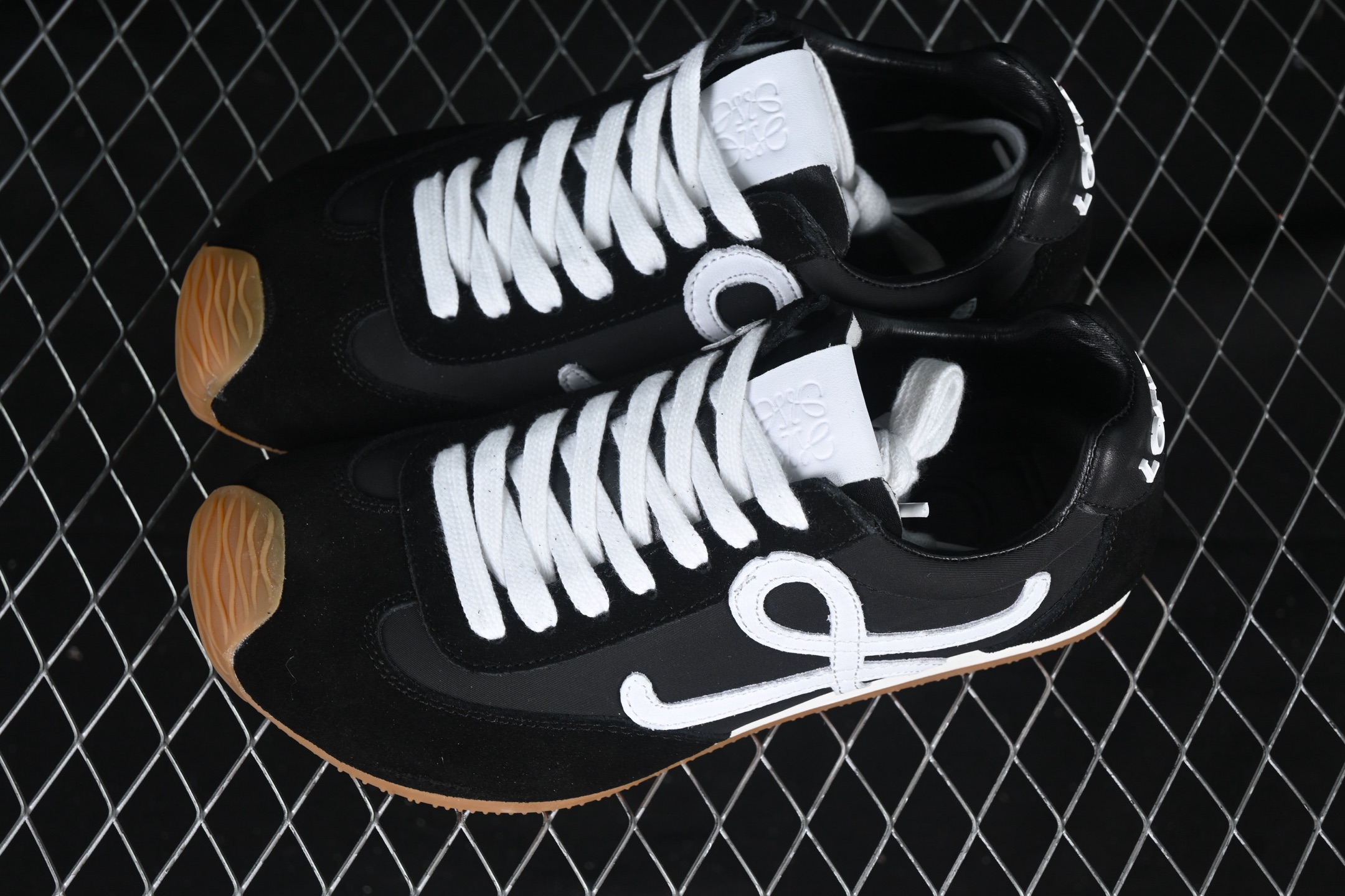 💰260公司级💰400纯原
 Loewe Ballet Runner 2.0 Sneakers 罗意威 芭蕾舞2.0系列阿甘复古风德训薄底百搭休闲运动鞋 Black White
尺码：36 37 38 39 40 N.D4
