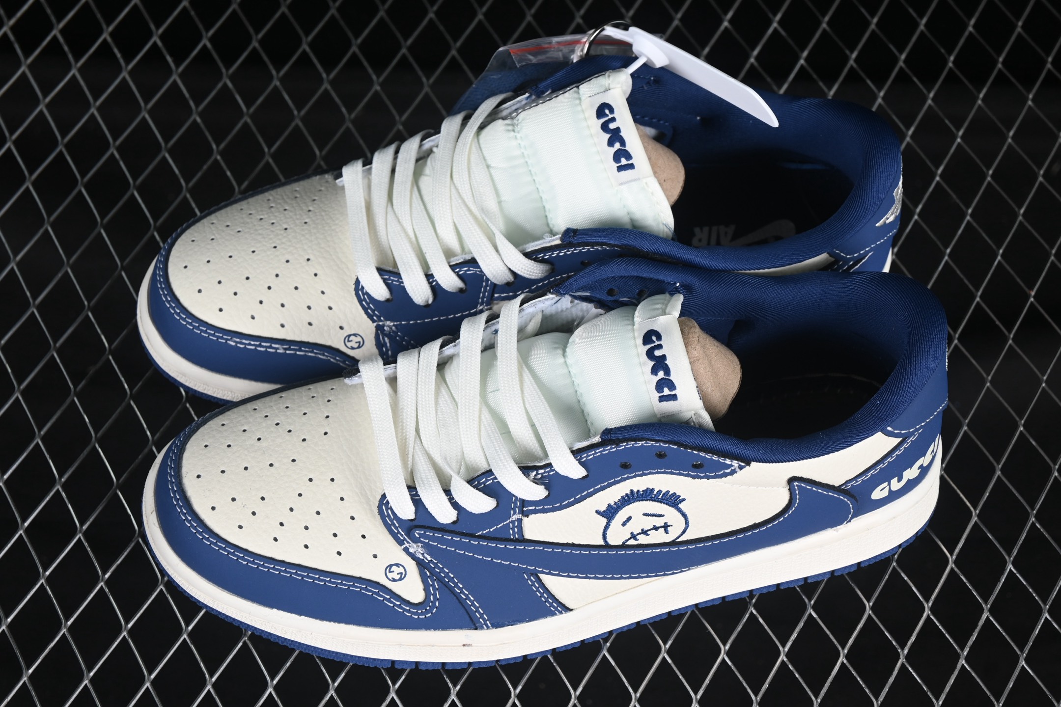 💰280公司级💰360纯原
Travis Scott x Fragment Design x Air Jordan 1 Low OG SP 乔1古驰联名 磨砂蓝鬼脸 低帮文化休闲板鞋 XS2024-016
#多方联名合作融合了Travis Scott 独特的音乐风格,藤原浩个性的设计风格以及Jordan品牌的经典元素 使其成为一双具有独特身份和价值的鞋子 清新而立体的外观加上联名标识更突出了其独特身份 这种配色方案显示出活力和时尚感 在视觉上引人注目 鞋身的质感和细腻的细节处理使其显得高端而格调十足 这款“倒钩”联名是设计与创意完美结合 融合多方的个性风格是一款备受瞩目的潮流鞋款
尺码:36 36.5 37.5 38 38.5 39 40 40.5 41 42 42.5 43 44 44.5 45 9.E5