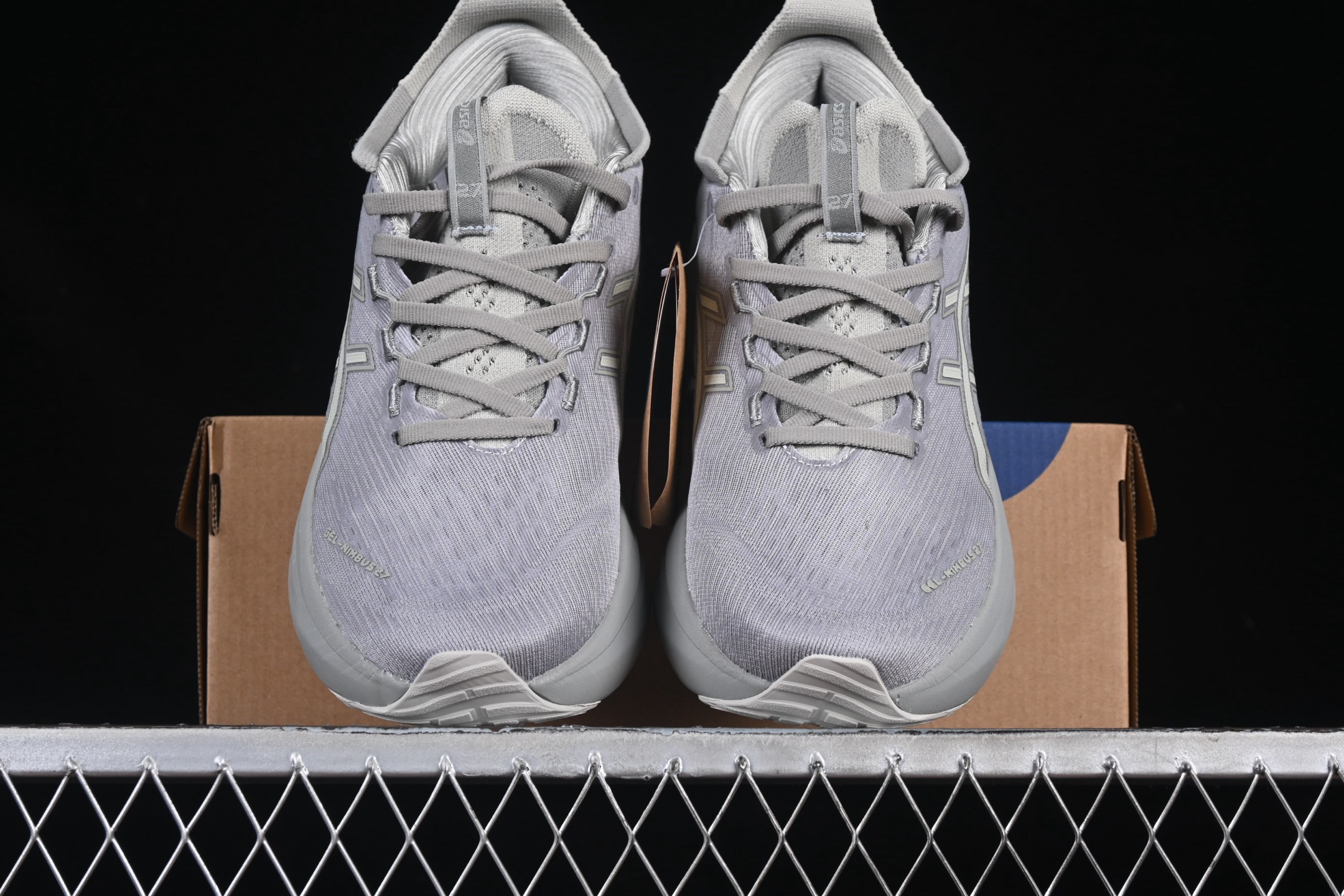 💰240纯原
 Asics Gel-Nimbus 27 亚瑟士复古透气休闲鞋缓震男子耐磨跑步鞋 1011B958-020
尺码：36 37 37.5 38 39 39.5 40 40.5 41.5 42 42.5 43.5 44 45 B.D4