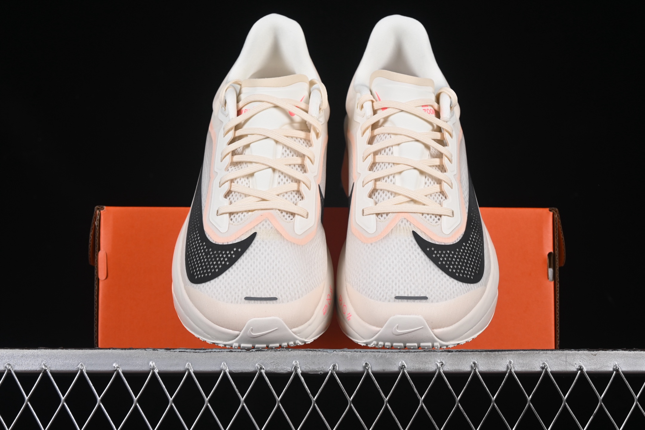 💰260纯原
Nike Zoom Fly 6 耐克超弹轻盈跑步鞋 FN8454-102
#鞋款搭载 Flyknit 材料 打造出众弹性 易于穿脱。采用React技术 轻盈耐穿泡绵打造,铸就出众回弹的顺畅迈步体验。结合内置碳纤维板,塑就柔韧灵活的迈步体验。
尺码:36 36.5 37.5 38 38.5 39 40 40.5 41 42 42.5 43 44 44.5 45 AJD4