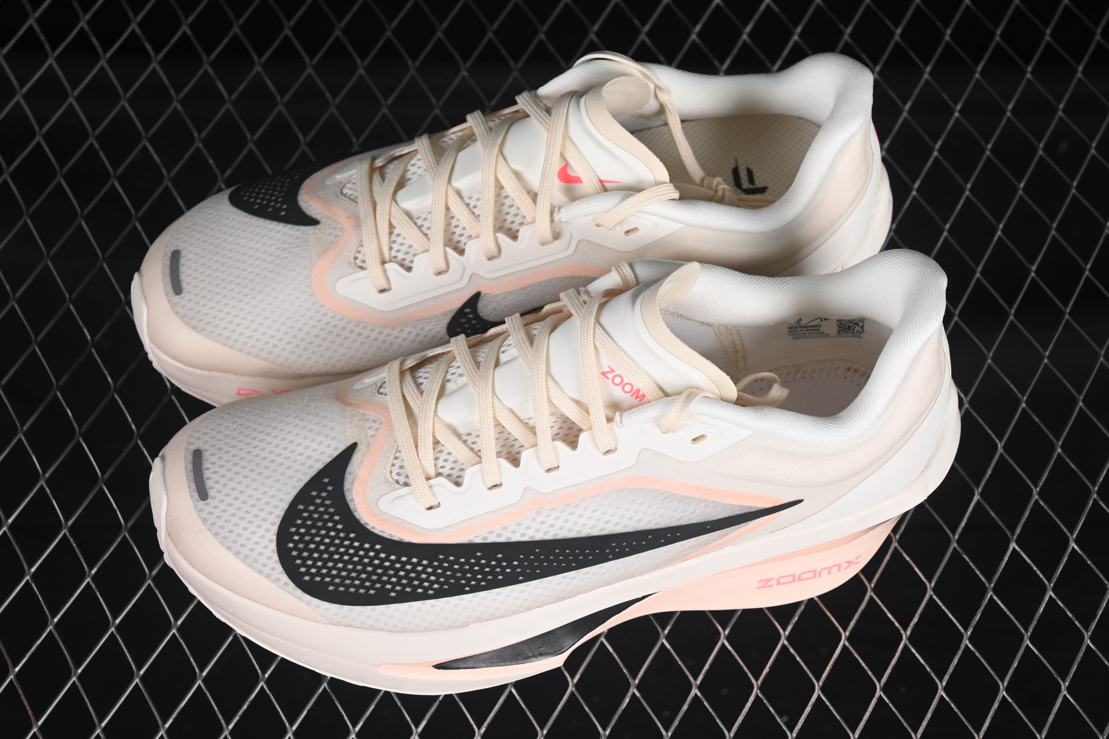 💰260纯原
Nike Zoom Fly 6 耐克超弹轻盈跑步鞋 FN8454-102
#鞋款搭载 Flyknit 材料 打造出众弹性 易于穿脱。采用React技术 轻盈耐穿泡绵打造,铸就出众回弹的顺畅迈步体验。结合内置碳纤维板,塑就柔韧灵活的迈步体验。
尺码:36 36.5 37.5 38 38.5 39 40 40.5 41 42 42.5 43 44 44.5 45 AJD4