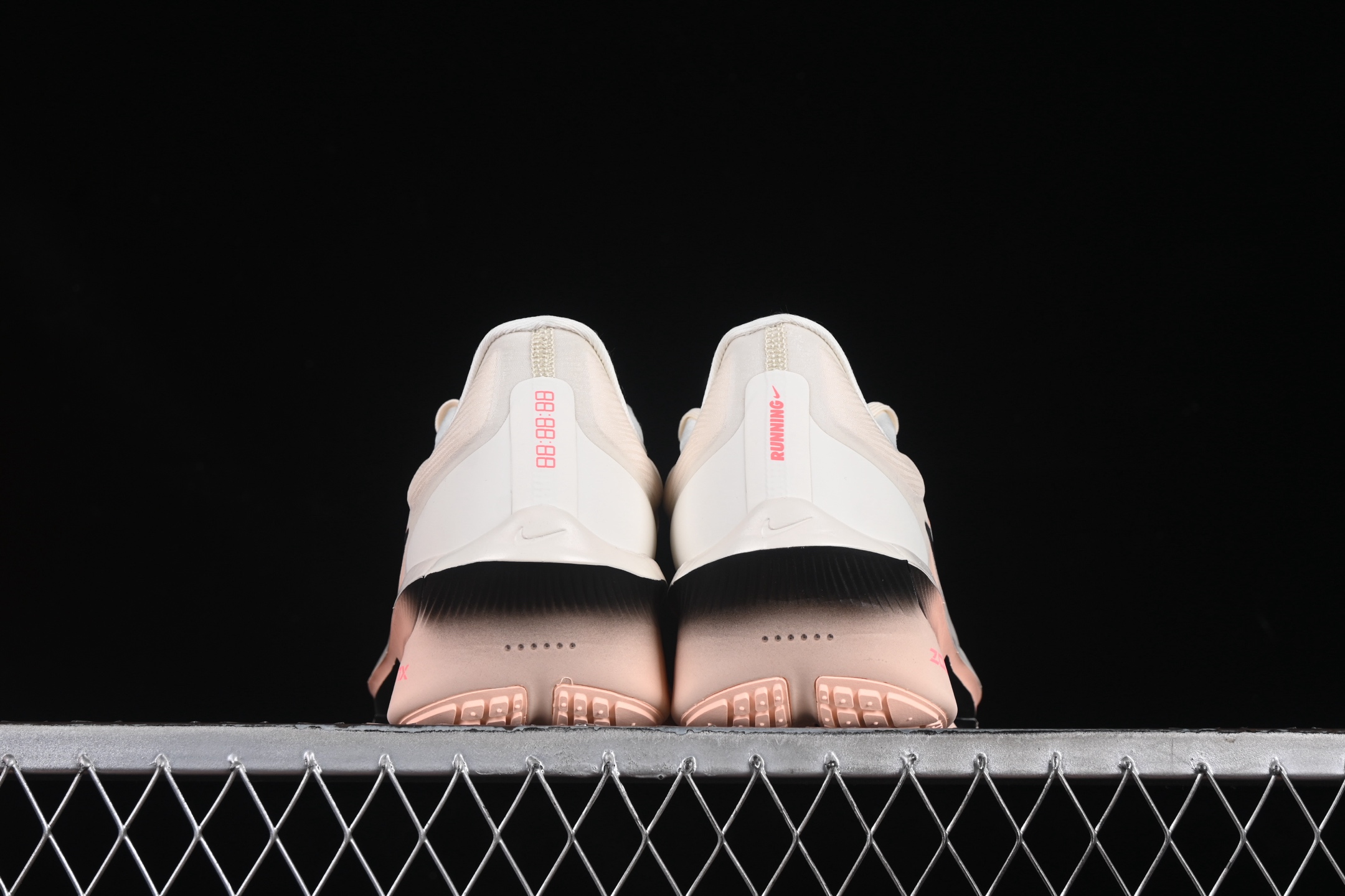 💰260纯原
Nike Zoom Fly 6 耐克超弹轻盈跑步鞋 FN8454-102
#鞋款搭载 Flyknit 材料 打造出众弹性 易于穿脱。采用React技术 轻盈耐穿泡绵打造,铸就出众回弹的顺畅迈步体验。结合内置碳纤维板,塑就柔韧灵活的迈步体验。
尺码:36 36.5 37.5 38 38.5 39 40 40.5 41 42 42.5 43 44 44.5 45 AJD4