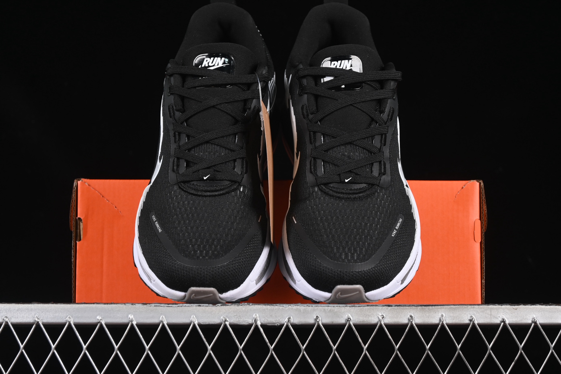 💰240纯原
Nk Air Zoom Vomero 18 登月18 2025新款缓震休闲跑鞋 HM6806-007
#内置全新缓震Zoom气垫
尺码：36 36.5 37.5 38 38.5 39 40 40.5 41 42 42.5 43 44 44.5 45 K.D4