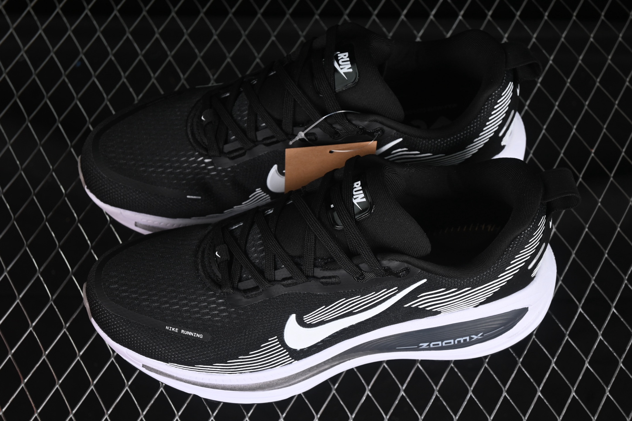 💰240纯原
Nk Air Zoom Vomero 18 登月18 2025新款缓震休闲跑鞋 HM6806-007
#内置全新缓震Zoom气垫
尺码：36 36.5 37.5 38 38.5 39 40 40.5 41 42 42.5 43 44 44.5 45 K.D4