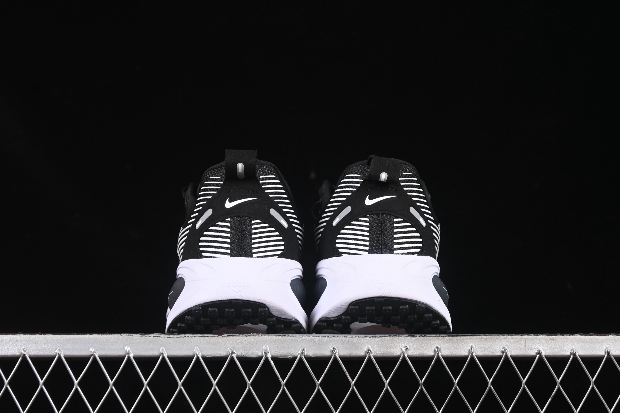 💰240纯原
Nk Air Zoom Vomero 18 登月18 2025新款缓震休闲跑鞋 HM6806-007
#内置全新缓震Zoom气垫
尺码：36 36.5 37.5 38 38.5 39 40 40.5 41 42 42.5 43 44 44.5 45 K.D4