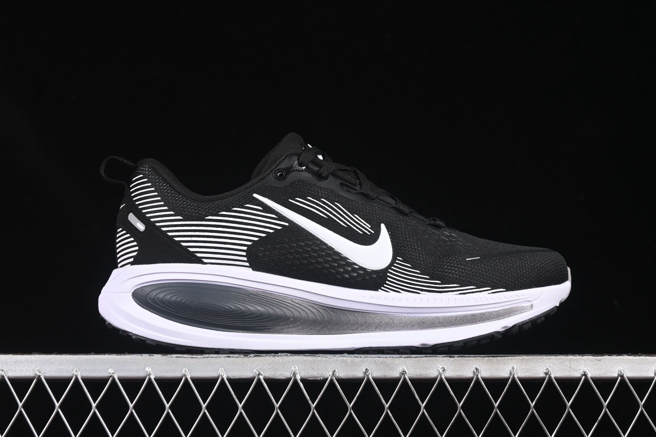 💰240纯原
Nk Air Zoom Vomero 18 登月18 2025新款缓震休闲跑鞋 HM6806-007
#内置全新缓震Zoom气垫
尺码：36 36.5 37.5 38 38.5 39 40 40.5 41 42 42.5 43 44 44.5 45 K.D4