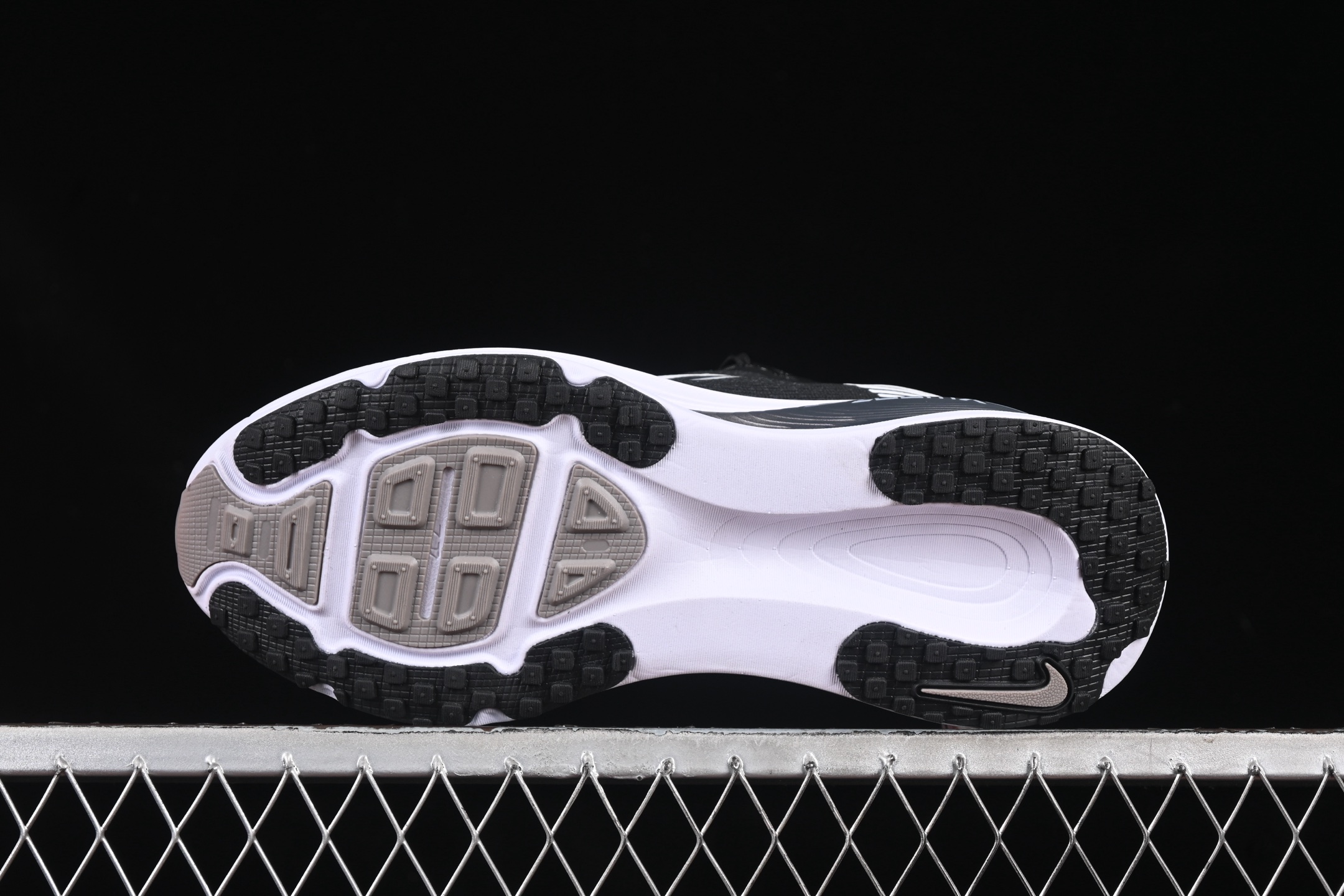 💰240纯原
Nk Air Zoom Vomero 18 登月18 2025新款缓震休闲跑鞋 HM6806-007
#内置全新缓震Zoom气垫
尺码：36 36.5 37.5 38 38.5 39 40 40.5 41 42 42.5 43 44 44.5 45 K.D4