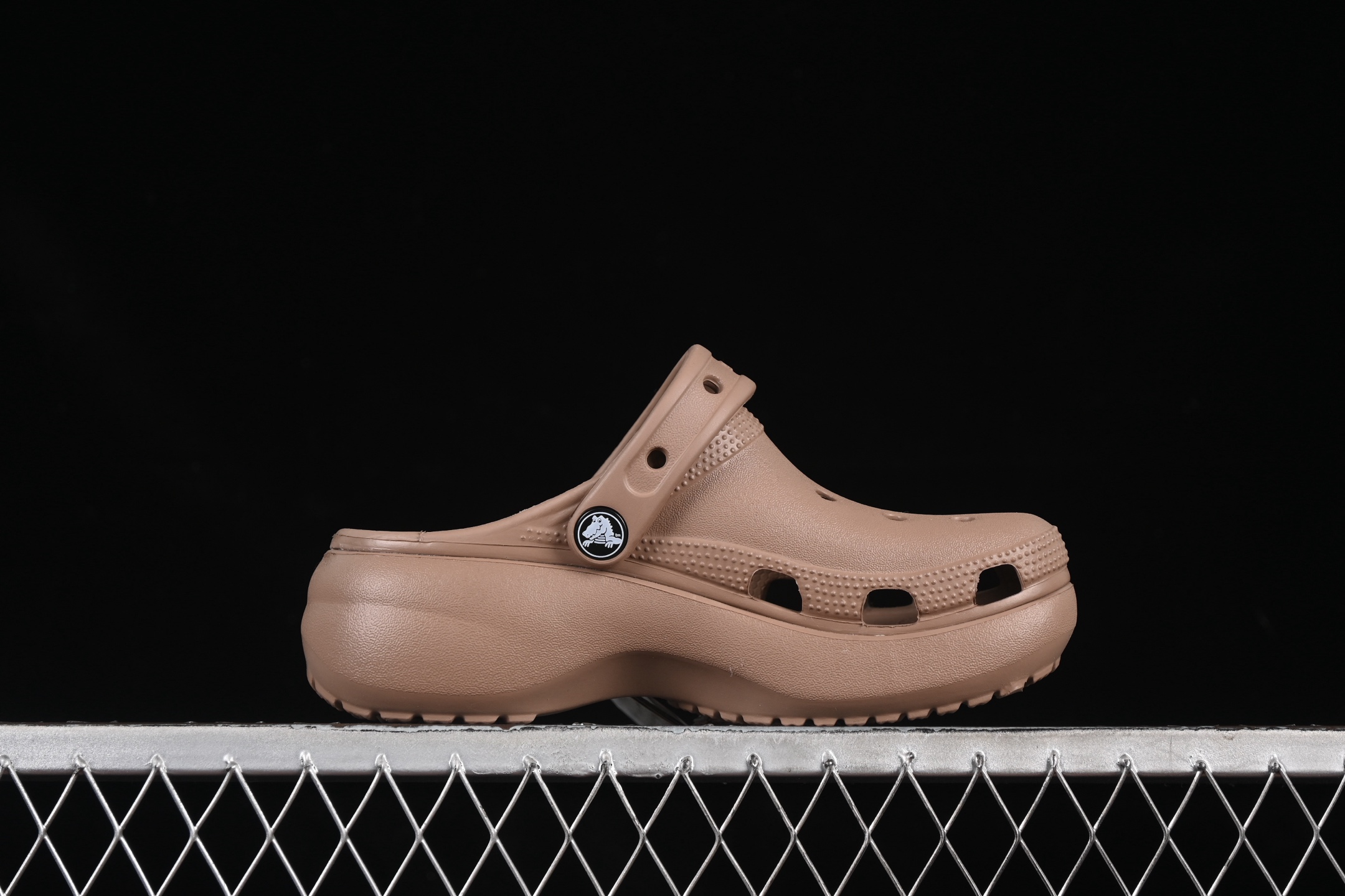 💰140纯原
Crocs Classic Clog 经典云朵 克骆格复古沙滩洞洞鞋
#如需配件+¥20 #东莞原厂 欧洲订单 无盒软包 同步官方尺码 #经典克骆格升级的进阶版,添加特征性厚底,让脚部线条更纤细,深受消费者的喜爱。不仅如此,可调节的后跟带可以随心点缀自己喜欢的智必星,表达个性。
#如果您需要一点额外的“高度”,云朵克骆格是您不错的选择。CrosliteM 材料,封闭式细胞树脂,能够在体温作用下自动变形以适应脚部形状。提供轻质缓冲和舒适性,易于清洁,抓地力强,不易打滑。
尺码:W5(34-35)W6(36-37)W7(37-38)W8(38-39)W9(39-40)标准码 B.D4