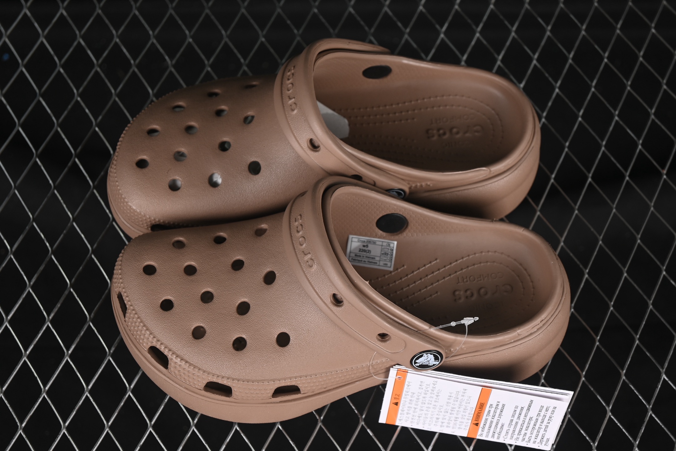 💰140纯原
Crocs Classic Clog 经典云朵 克骆格复古沙滩洞洞鞋
#如需配件+¥20 #东莞原厂 欧洲订单 无盒软包 同步官方尺码 #经典克骆格升级的进阶版,添加特征性厚底,让脚部线条更纤细,深受消费者的喜爱。不仅如此,可调节的后跟带可以随心点缀自己喜欢的智必星,表达个性。
#如果您需要一点额外的“高度”,云朵克骆格是您不错的选择。CrosliteM 材料,封闭式细胞树脂,能够在体温作用下自动变形以适应脚部形状。提供轻质缓冲和舒适性,易于清洁,抓地力强,不易打滑。
尺码:W5(34-35)W6(36-37)W7(37-38)W8(38-39)W9(39-40)标准码 B.D4