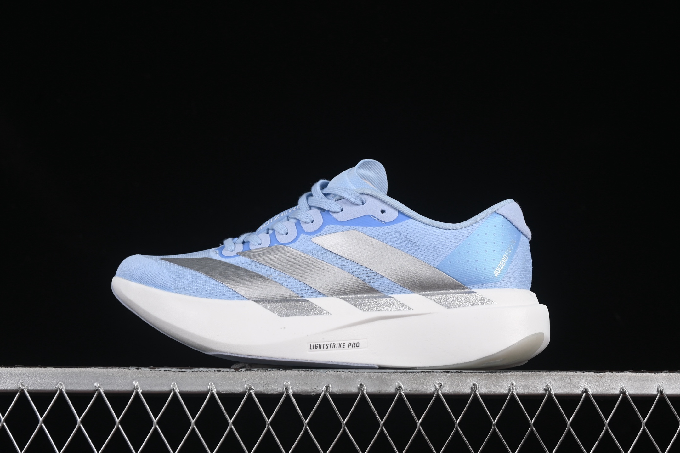 💰200公司级💰240纯原
Ad Adizero Evo SL JS4453 阿迪超轻透气缓震跑鞋
#以令人难以置信的138克重量,刷新了跑鞋轻量化的记录,阿迪在材料科学和工艺技术上的深厚积累。
#全新鞋款采用Lightweight Upper材料,让穿着者几乎能够体验到一种"裸足"的感觉
尺码:36 36.5 37 38 38.5 39 40 40.5 41 42 42.5 43 44 44.5 45 G.D4