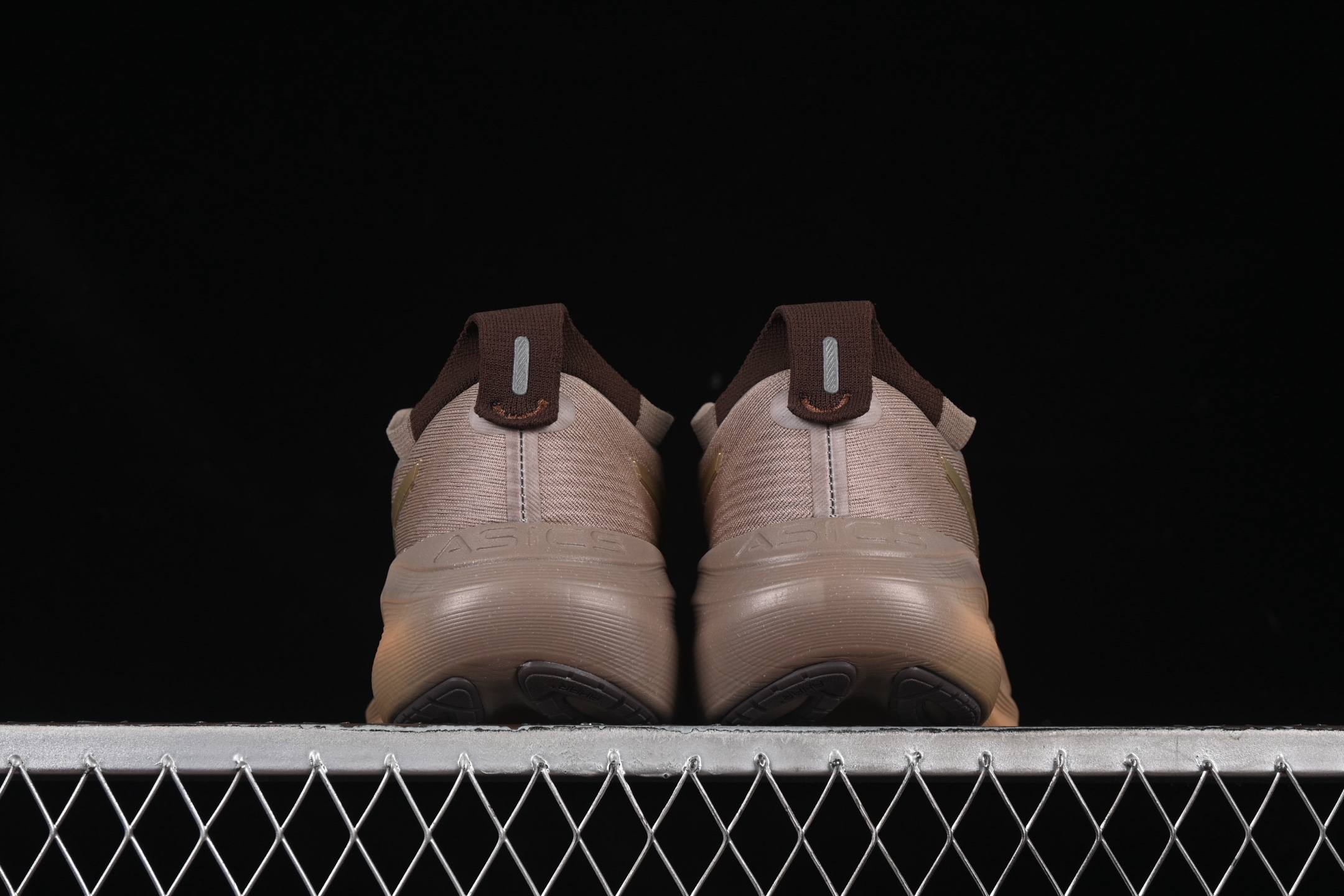 💰240纯原
Asics Gel-Nimbus 27 亚瑟士复古透气休闲鞋缓震男子耐磨跑步鞋 1012B816-020
尺码：36 37 37.5 38 39 39.5 40 40.5 41.5 42 42.5 43.5 44 45 B.D4