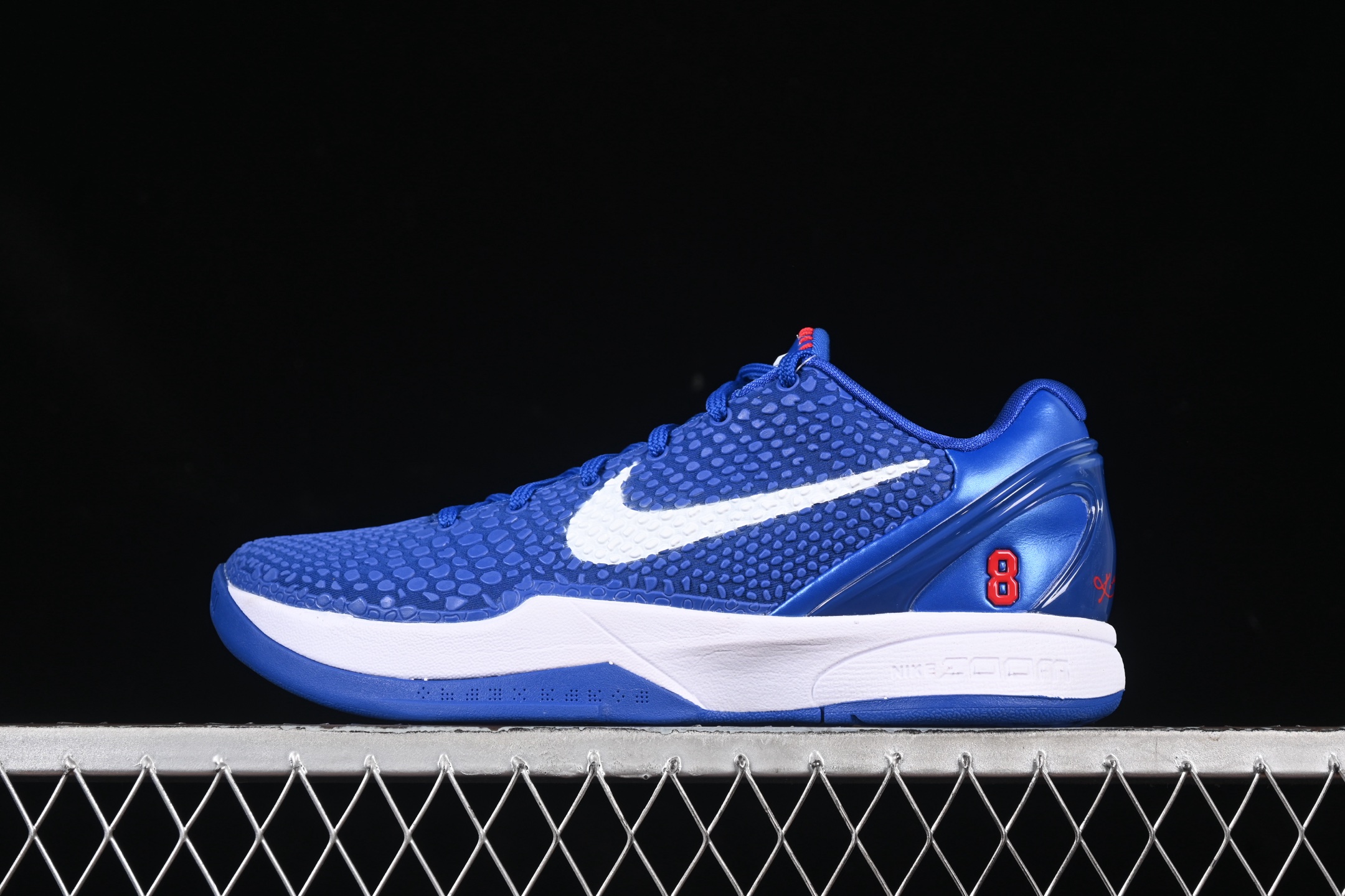 💰380纯原版本 Nk Kobe VI Protro 6 科比6代 道奇限定 男子实战篮球鞋 CW2190-400
#PROTRO复刻版开发货品 全鞋身材料卡色独家定制 SWOOSH 蛇鳞 正确珠光效果(内嵌珍珠粉)
#前掌ZOOM TURBO 后掌马蹄zoom缓震 内置全真动态飞线 独家复刻U型缓震垫带独立钢印十年情怀 这里完美落地 致力打造最强ZK系列!
尺码:39 40 40.5 41 42 42.5 43 44 44.5 45 46 47.5 F.E5