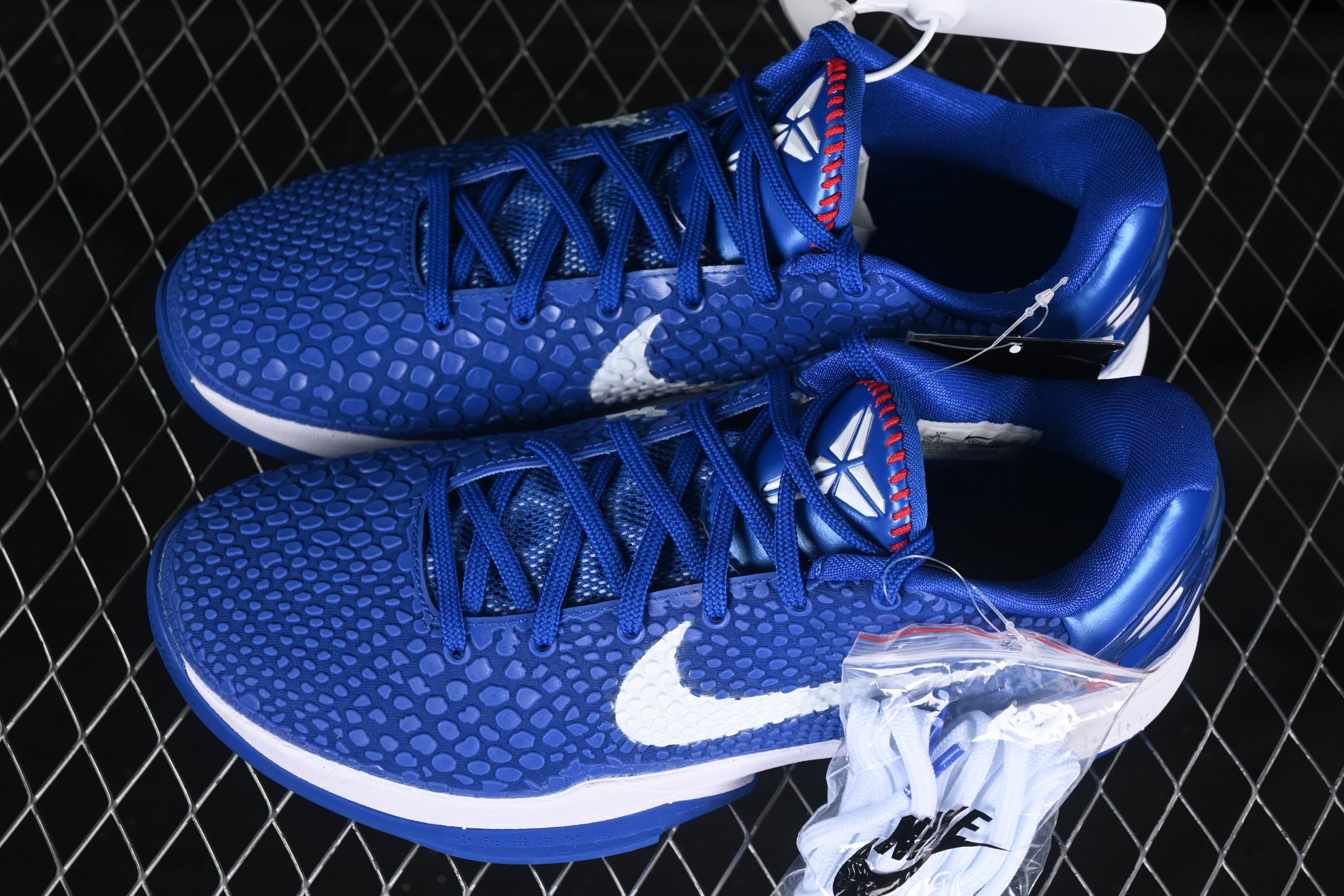 💰380纯原版本 Nk Kobe VI Protro 6 科比6代 道奇限定 男子实战篮球鞋 CW2190-400
#PROTRO复刻版开发货品 全鞋身材料卡色独家定制 SWOOSH 蛇鳞 正确珠光效果(内嵌珍珠粉)
#前掌ZOOM TURBO 后掌马蹄zoom缓震 内置全真动态飞线 独家复刻U型缓震垫带独立钢印十年情怀 这里完美落地 致力打造最强ZK系列!
尺码:39 40 40.5 41 42 42.5 43 44 44.5 45 46 47.5 F.E5