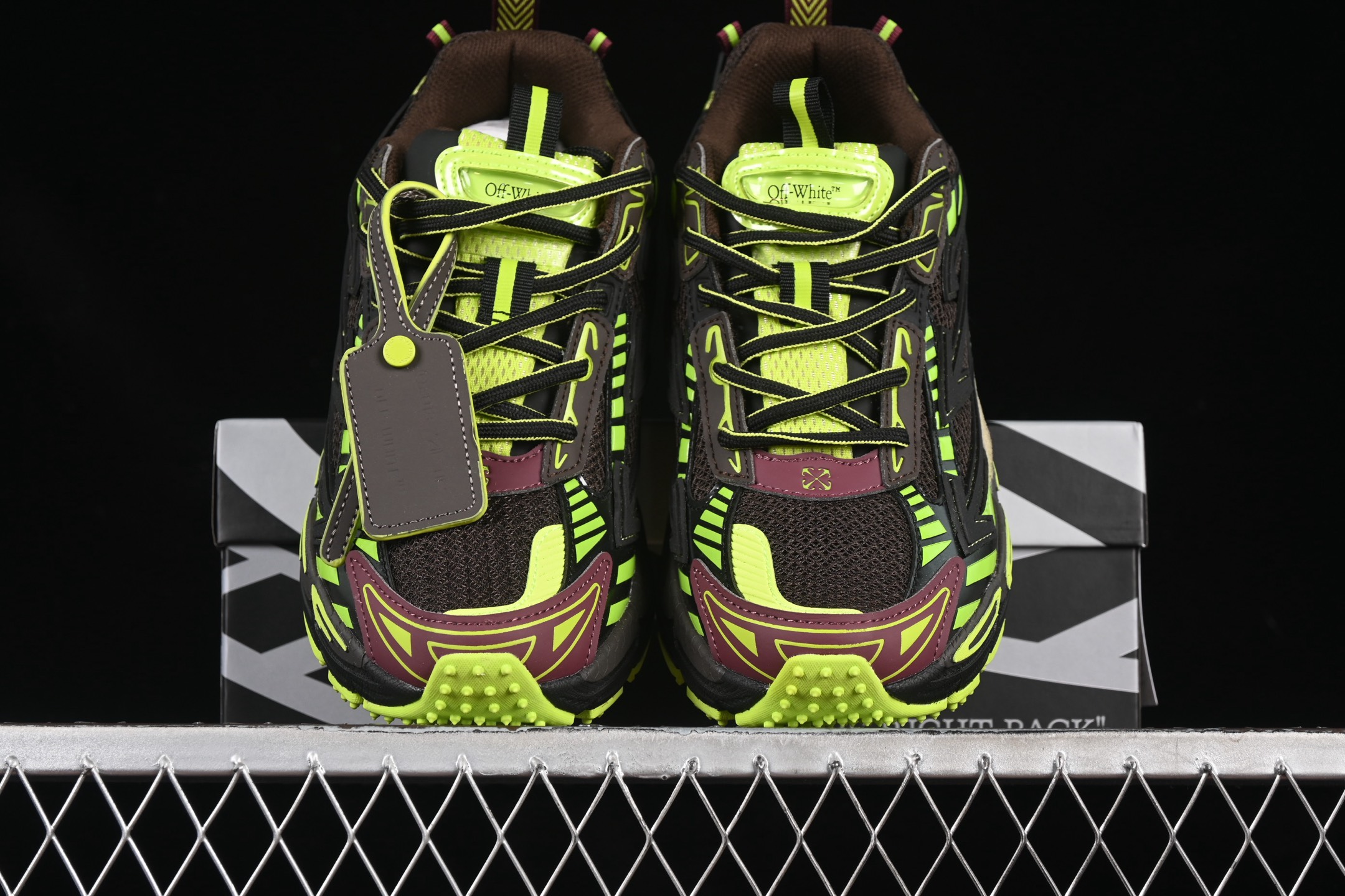  Off-White Be Right 黑绿色低帮生活休闲鞋
#鞋款的外观设计走在时尚前沿，其独特的风