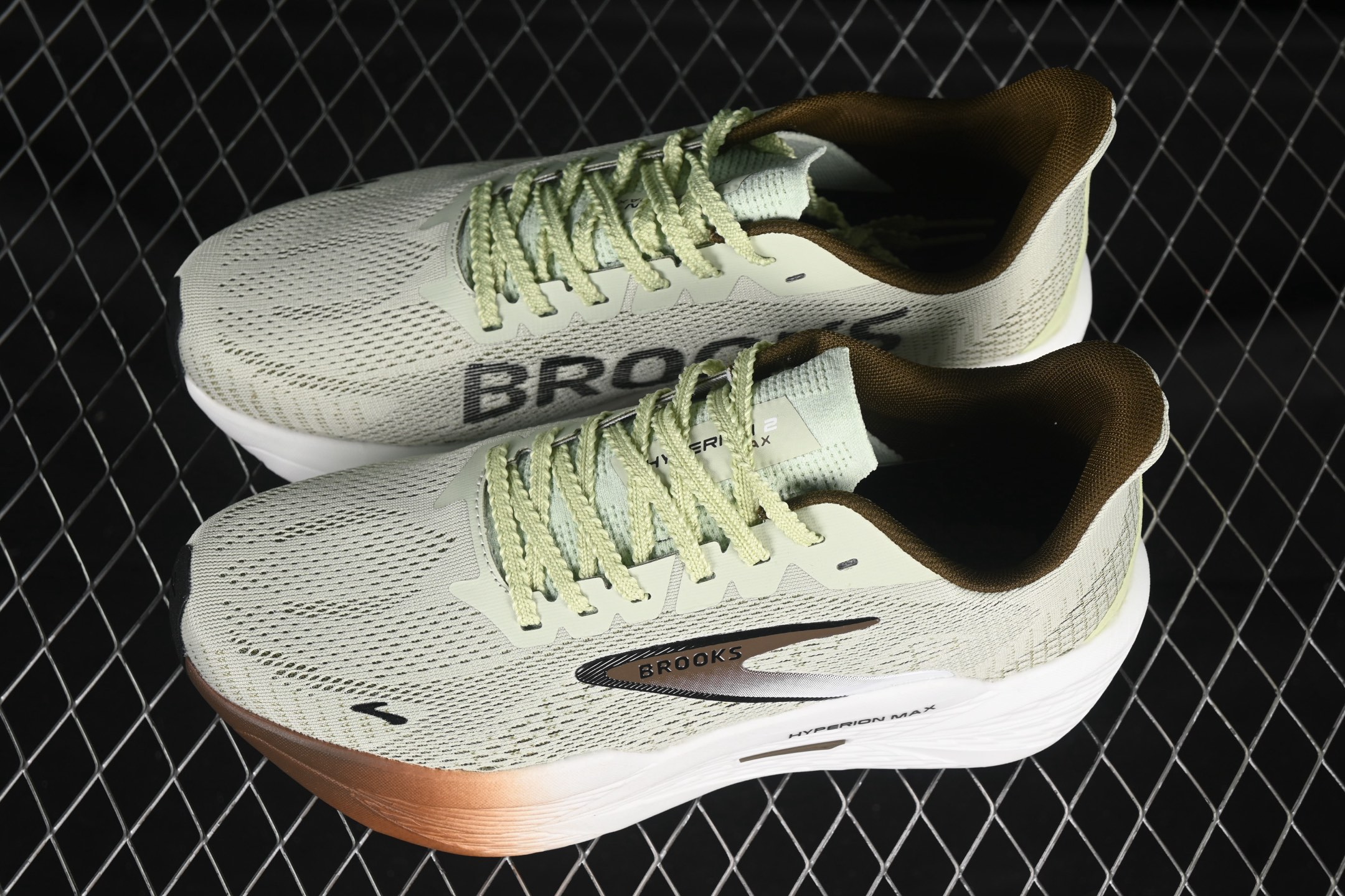 💰240纯原
 Brooks Hyperion Max 2 布鲁克斯 烈风2 减震竞速马拉松专业跑鞋 1104341D406
尺码：40 40.5 41 42 42.5 43 44 44.5 45 J.D4