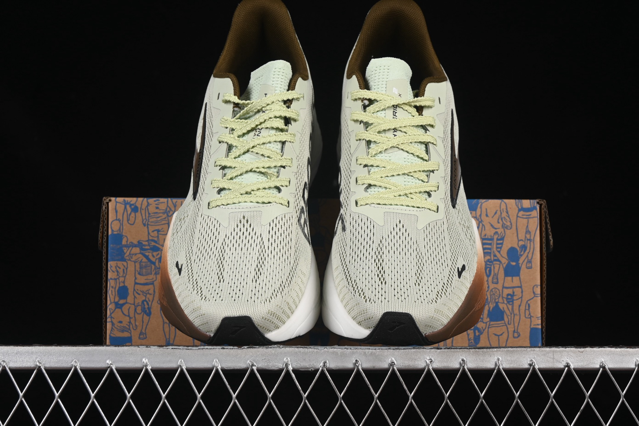 💰240纯原
 Brooks Hyperion Max 2 布鲁克斯 烈风2 减震竞速马拉松专业跑鞋 1104341D406
尺码：40 40.5 41 42 42.5 43 44 44.5 45 J.D4