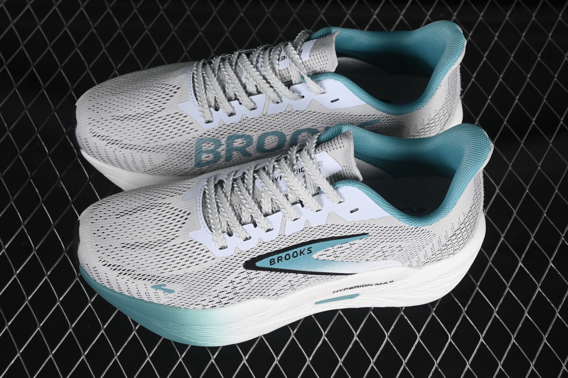 💰240纯原
 Brooks Hyperion Max 2 布鲁克斯 烈风2 减震竞速马拉松专业跑鞋 1104341D403
尺码：40 40.5 41 42 42.5 43 44 44.5 45 J.D4