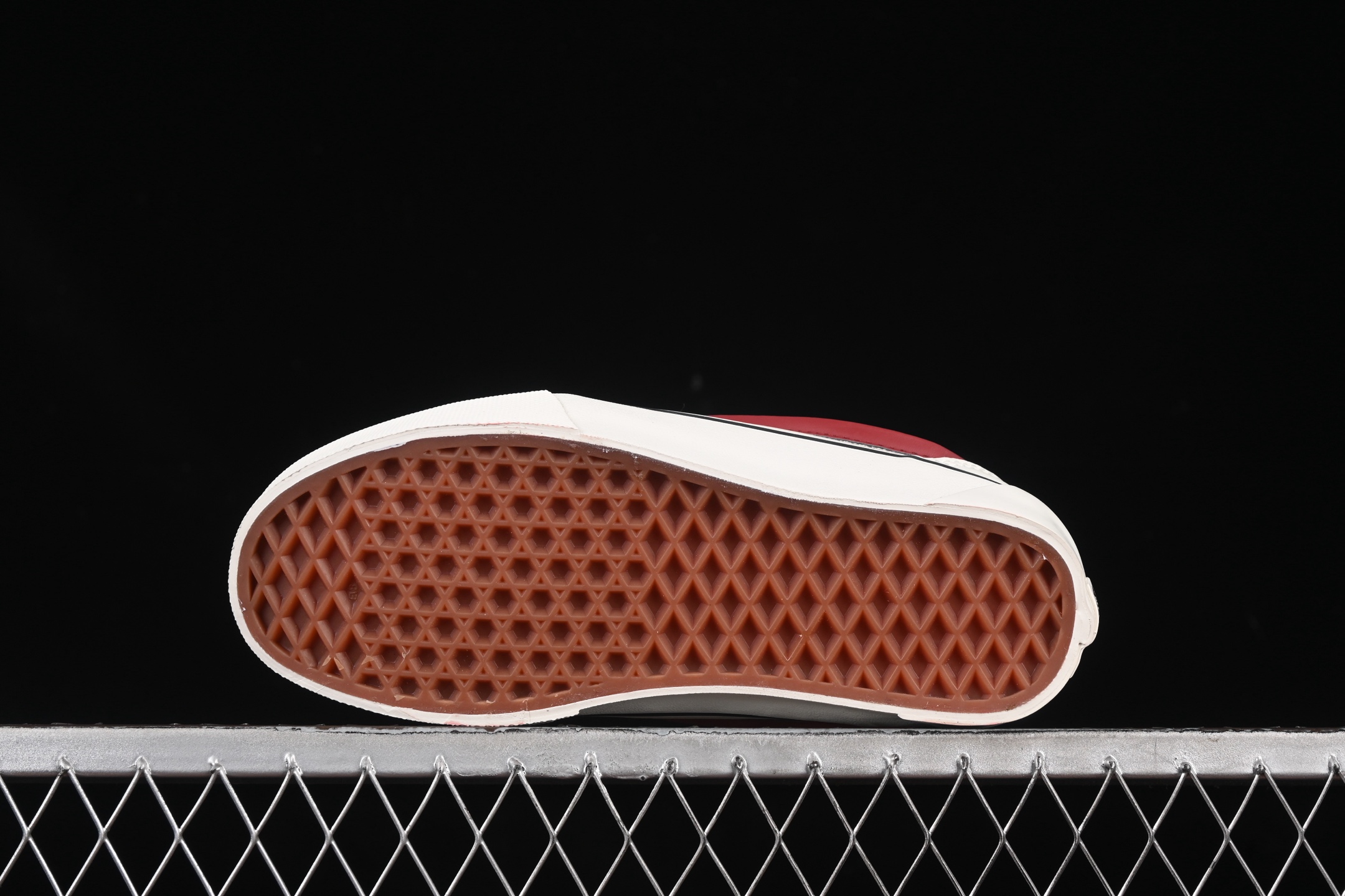 💰140纯原
Vans Knu Skool 万斯低帮复古休闲胖胖面包鞋 VN0009QCBLE
#工艺：硫化1:1（重量1:1、真标、原钢印、材质标、鞋型标、合格证）
尺码：35 36 36.5 37 38 38.5 39 40 40.5 41 42 42.5 43 44 M.C3
