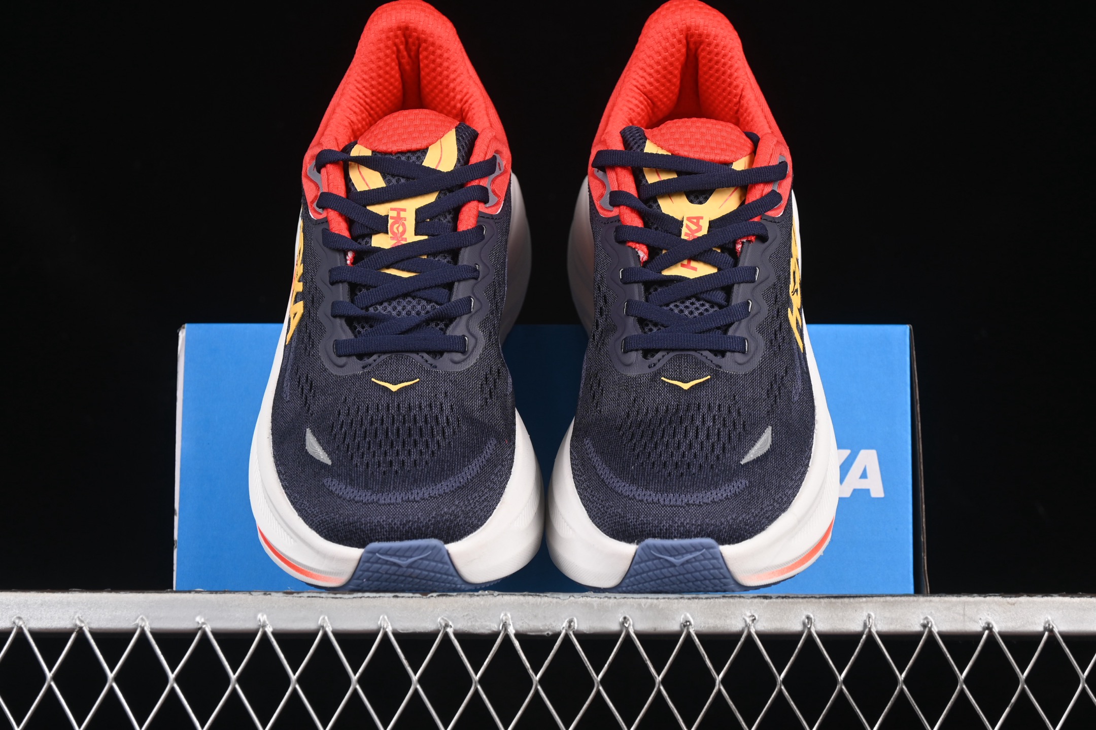 💰220纯原
HOKA ONE ONE Bondi 9 机能缓震跑鞋 1162011 VLD
#鞋面部分采用工程网眼面料,可以确保必要的透气性能。使用了全新的莱卡橡筋,这大大提升了鞋面的硬度,由此增加鞋面的支撑性能。后掌33mm、前掌29mm的超厚Soft EVA中底,比传统的EVA材料还要柔软30%
尺码:36 37 38 39 40 40.5 41 42 42.5 43 44 44.5 45 G.D4