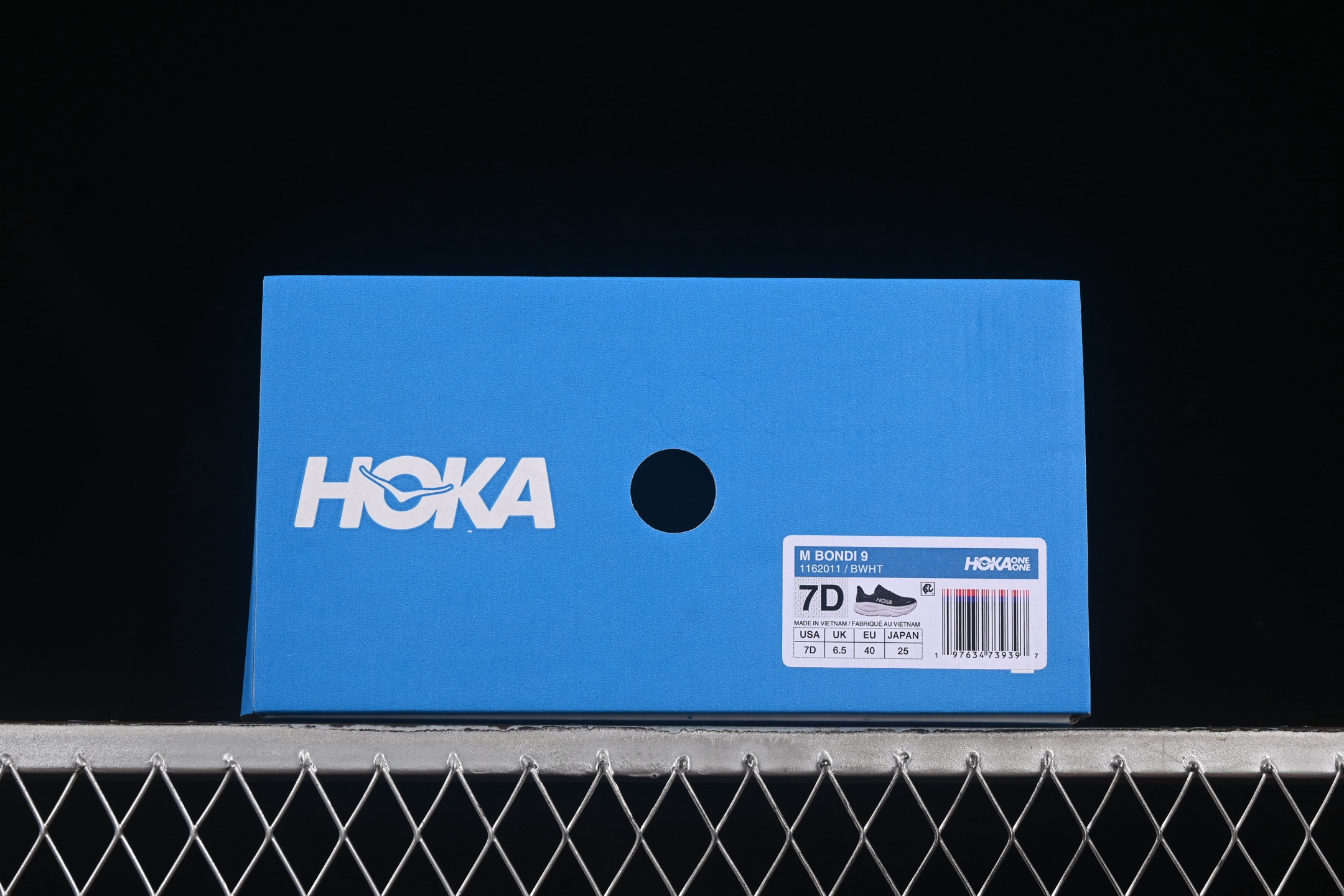 💰260纯原
HOKA ONE ONE Bondi 9 机能缓震跑鞋 1162011 BWHT
#鞋面部分采用工程网眼面料，可以确保必要的透气性能。使用了全新的莱卡橡筋，这大大提升了鞋面的硬度，由此增加鞋面的支撑性能。后掌33mm、前掌29mm的超厚Soft EVA中底，比传统的EVA材料还要柔软30%
尺码：36 36.5 37.5 38 39 40 40.5 41 42 42.5 43 44 44.5 45 GDD4