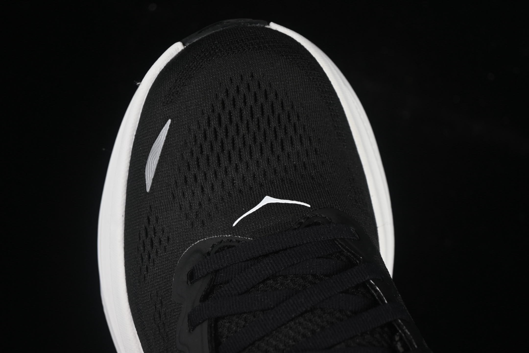 💰260纯原
HOKA ONE ONE Bondi 9 机能缓震跑鞋 1162011 BWHT
#鞋面部分采用工程网眼面料，可以确保必要的透气性能。使用了全新的莱卡橡筋，这大大提升了鞋面的硬度，由此增加鞋面的支撑性能。后掌33mm、前掌29mm的超厚Soft EVA中底，比传统的EVA材料还要柔软30%
尺码：36 36.5 37.5 38 39 40 40.5 41 42 42.5 43 44 44.5 45 GDD4