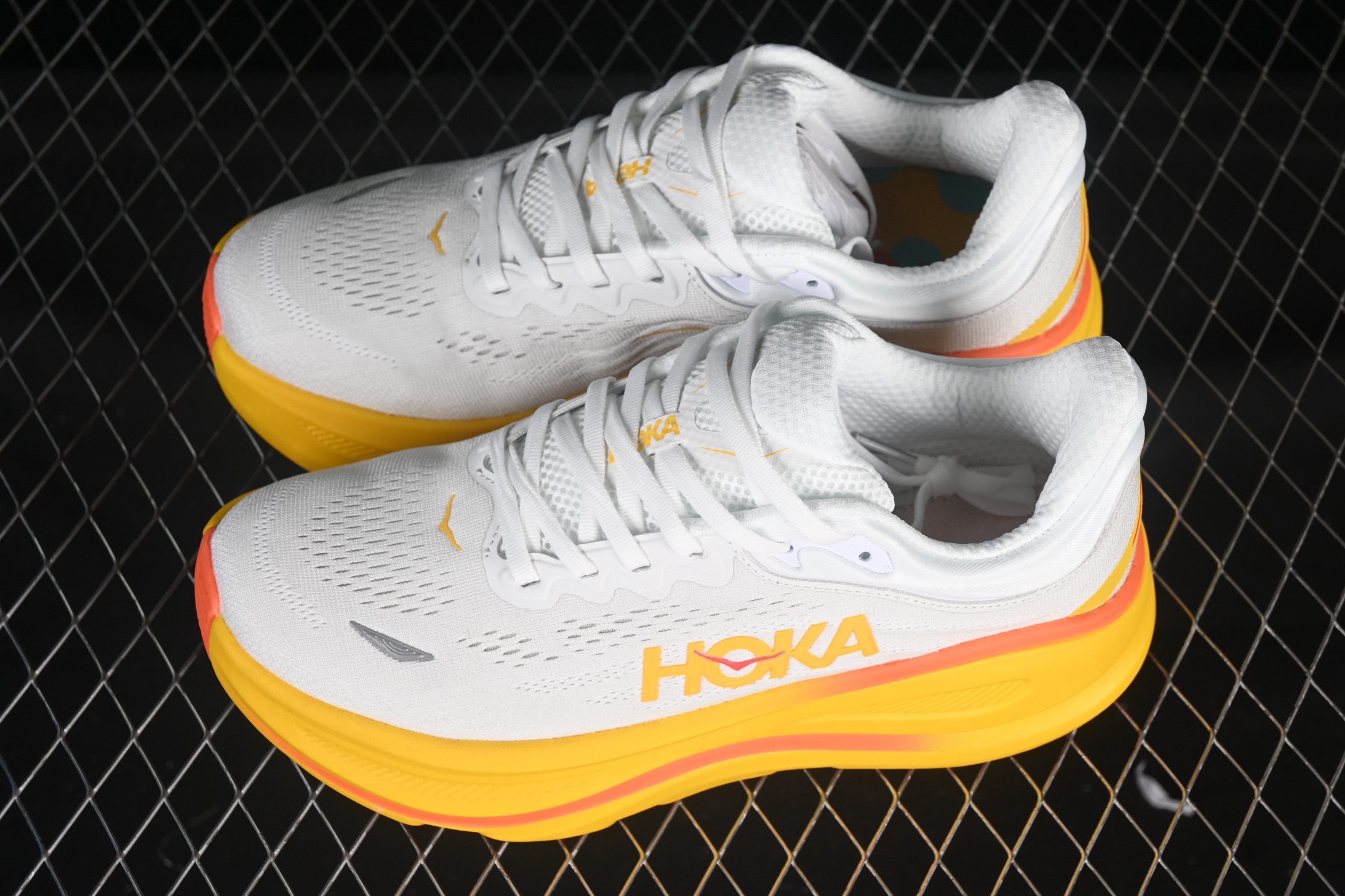 💰220纯原
 HOKA ONE ONE Bondi 9 机能缓震跑鞋 1162011 FNF
#鞋面部分采用工程网眼面料，可以确保必要的透气性能。使用了全新的莱卡橡筋，这大大提升了鞋面的硬度，由此增加鞋面的支撑性能。后掌33mm、前掌29mm的超厚Soft EVA中底，比传统的EVA材料还要柔软30%
尺码：36 36.5 37.5 38 39 40 40.5 41 42 42.5 43 44 44.5 45 G.D4