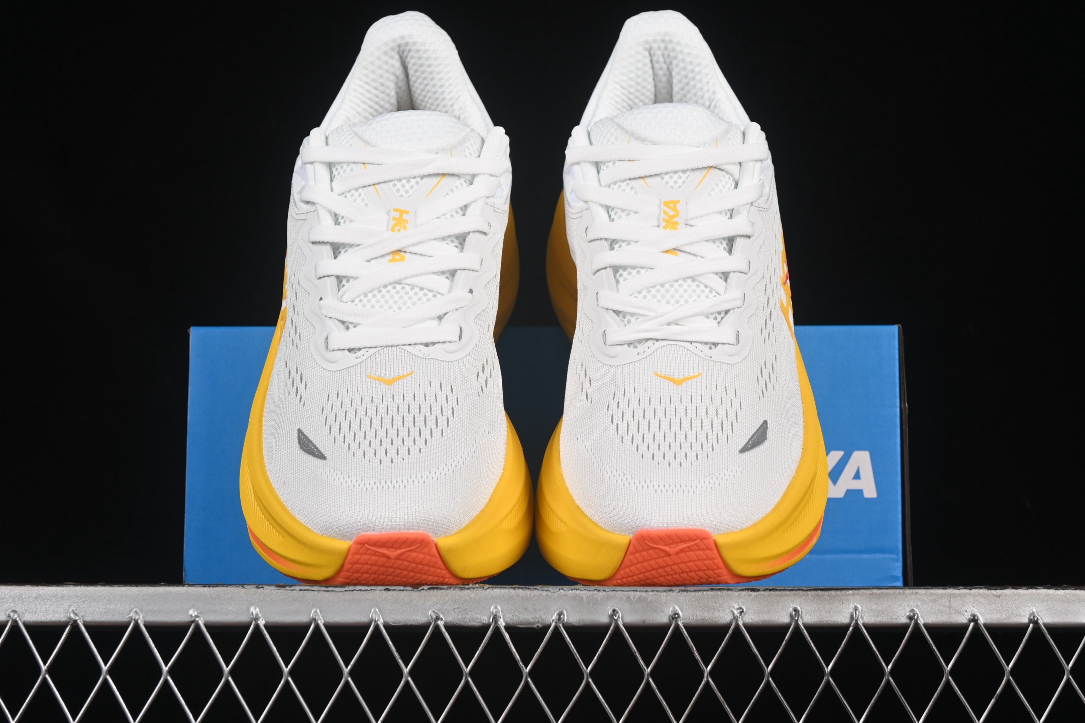 💰220纯原
 HOKA ONE ONE Bondi 9 机能缓震跑鞋 1162011 FNF
#鞋面部分采用工程网眼面料，可以确保必要的透气性能。使用了全新的莱卡橡筋，这大大提升了鞋面的硬度，由此增加鞋面的支撑性能。后掌33mm、前掌29mm的超厚Soft EVA中底，比传统的EVA材料还要柔软30%
尺码：36 36.5 37.5 38 39 40 40.5 41 42 42.5 43 44 44.5 45 G.D4