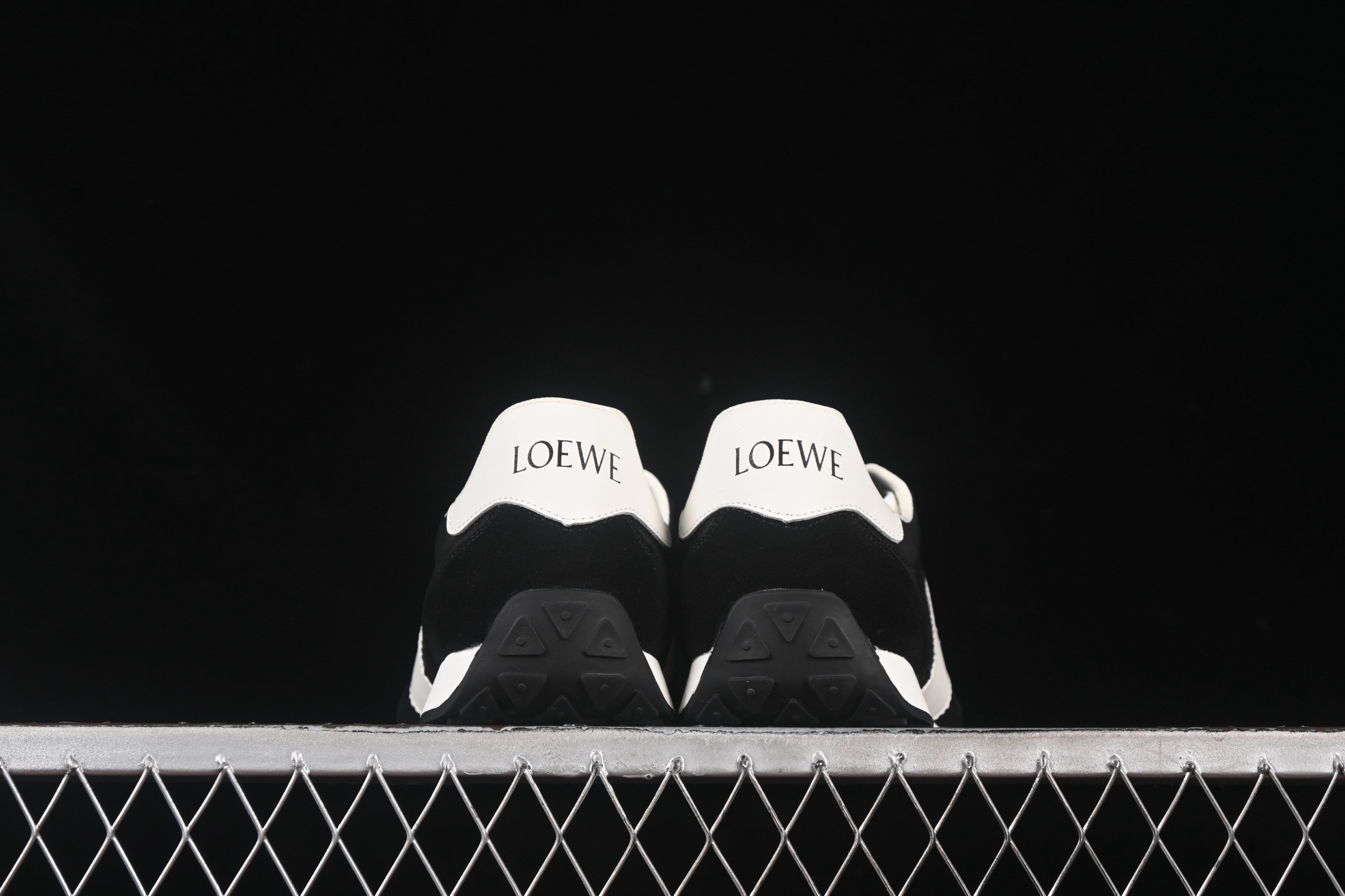 💰400纯原
 Loewe Ballet Runner 罗意威 25ss春季新款爆款 2.0系列阿甘复古风德训鞋薄底百搭休闲运动鞋 LLBR593508
#外贸出口订单 广东原厂 作为Loewe的标志性设计 超柔软，轻便且灵活的鞋底，升级的柔软皮革内衬和鞋床，提供最大舒适感，真皮和皮料混搭彰显复古风格 拼色德训鞋 阿甘鞋 小白鞋 拼色拼接鞋面 柔软舒适 被评为年度最舒适的暴走鞋 如履平地  原版细节 鞋面由进口麂皮 原版冰丝布拼接 真皮垫脚 原版定制磨具组合大底 原盒包装 众多明星同款上脚 极具爆款。
尺码：38 39 40 41 42 43 44 MBH8