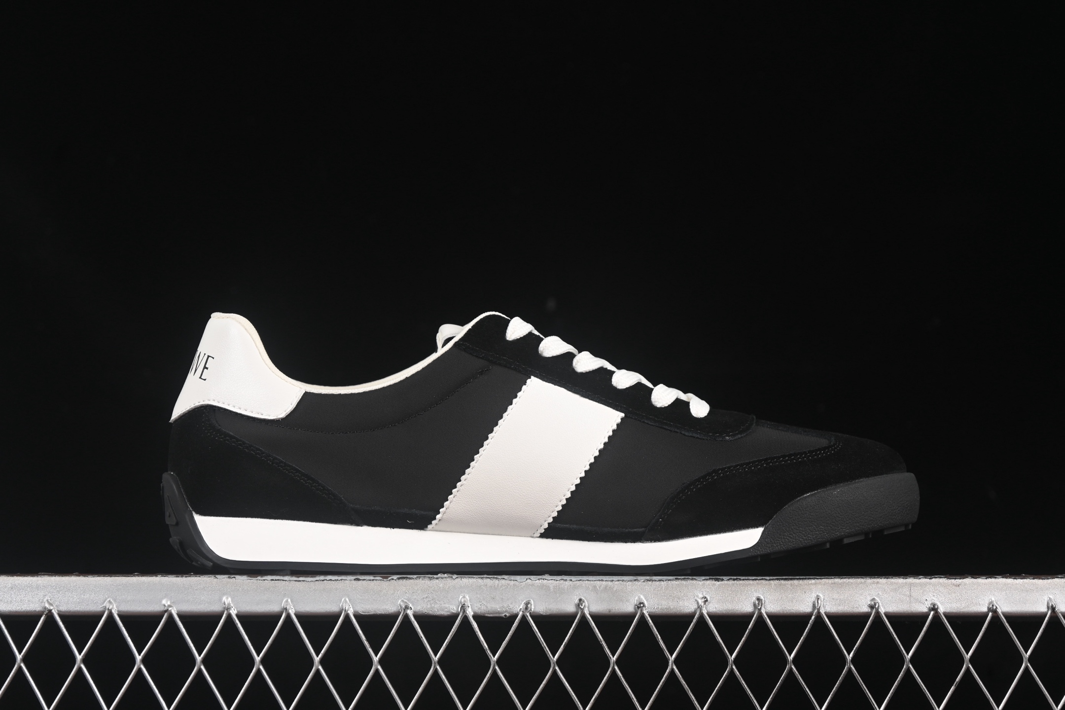 💰400纯原
 Loewe Ballet Runner 罗意威 25ss春季新款爆款 2.0系列阿甘复古风德训鞋薄底百搭休闲运动鞋 LLBR593508
#外贸出口订单 广东原厂 作为Loewe的标志性设计 超柔软，轻便且灵活的鞋底，升级的柔软皮革内衬和鞋床，提供最大舒适感，真皮和皮料混搭彰显复古风格 拼色德训鞋 阿甘鞋 小白鞋 拼色拼接鞋面 柔软舒适 被评为年度最舒适的暴走鞋 如履平地  原版细节 鞋面由进口麂皮 原版冰丝布拼接 真皮垫脚 原版定制磨具组合大底 原盒包装 众多明星同款上脚 极具爆款。
尺码：38 39 40 41 42 43 44 MBH8