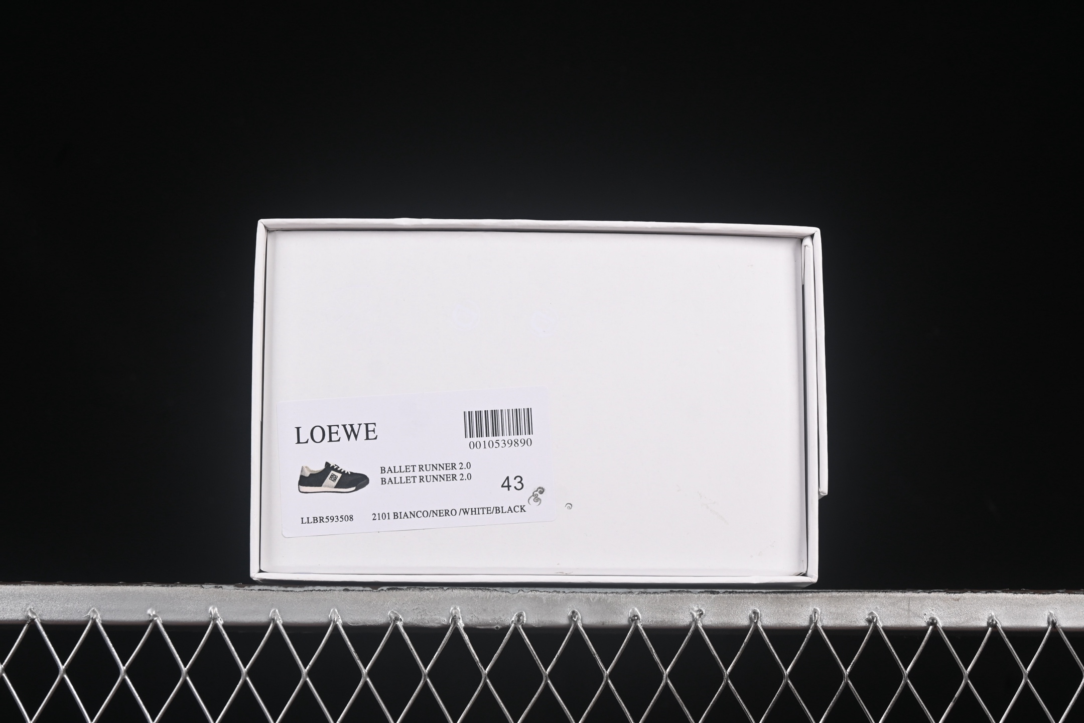 💰400纯原
 Loewe Ballet Runner 罗意威 25ss春季新款爆款 2.0系列阿甘复古风德训鞋薄底百搭休闲运动鞋 LLBR593508
#外贸出口订单 广东原厂 作为Loewe的标志性设计 超柔软，轻便且灵活的鞋底，升级的柔软皮革内衬和鞋床，提供最大舒适感，真皮和皮料混搭彰显复古风格 拼色德训鞋 阿甘鞋 小白鞋 拼色拼接鞋面 柔软舒适 被评为年度最舒适的暴走鞋 如履平地  原版细节 鞋面由进口麂皮 原版冰丝布拼接 真皮垫脚 原版定制磨具组合大底 原盒包装 众多明星同款上脚 极具爆款。
尺码：38 39 40 41 42 43 44 MBH8
