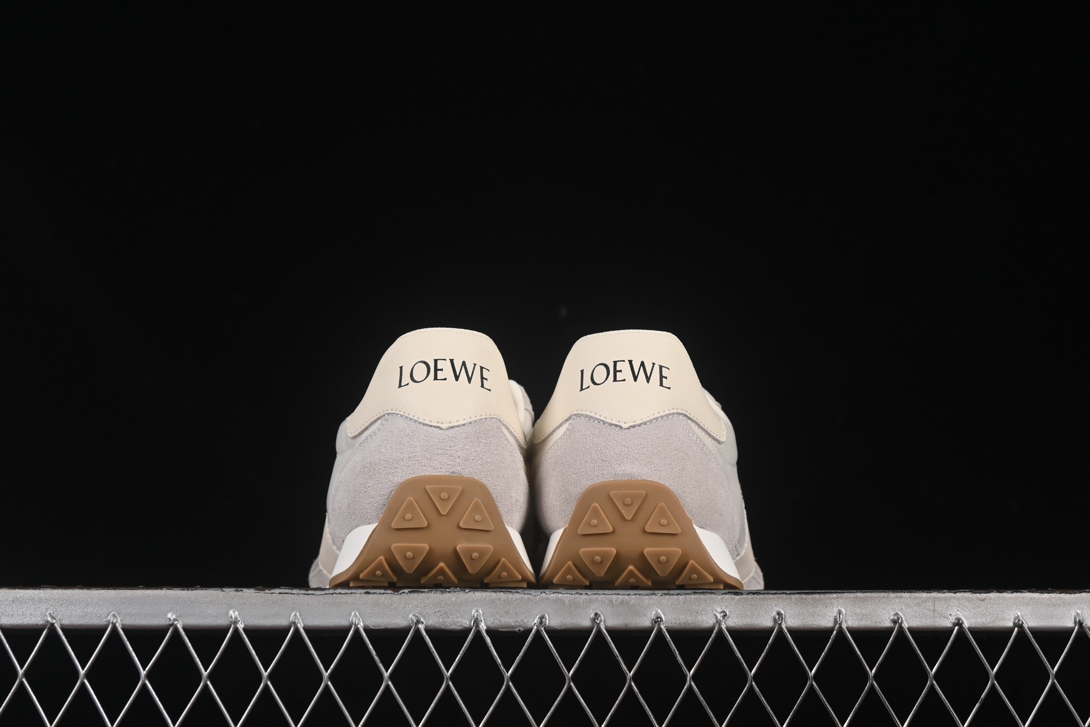 💰400纯原
Loewe Ballet Runner 罗意威 25ss春季新款爆款 2.0系列阿甘复古风德训鞋薄底百搭休闲运动鞋 LLBR593508
#外贸出口订单 广东原厂 作为Loewe的标志性设计 超柔软,轻便且灵活的鞋底,升级的柔软皮革内衬和鞋床,提供最大舒适感,真皮和皮料混搭彰显复古风格 拼色德训鞋 阿甘鞋 小白鞋 拼色拼接鞋面 柔软舒适 被评为年度最舒适的暴走鞋 如履平地 原版细节 鞋面由进口麂皮 原版冰丝布拼接 真皮垫脚 原版定制磨具组合大底 原盒包装 众多明星同款上脚 极具爆款。
尺码:38 39 40 41 42 43 44 MBH8