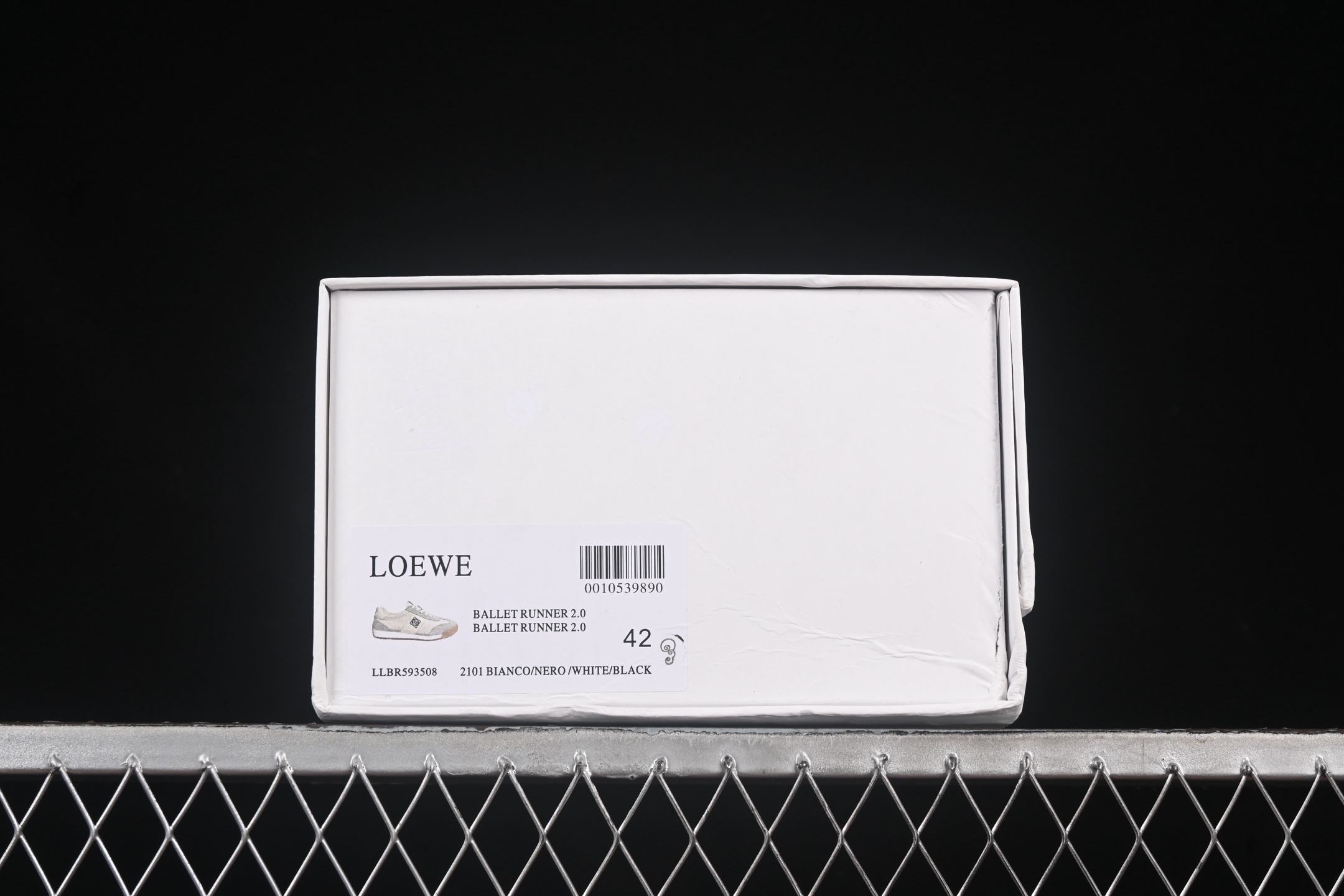 💰400纯原
Loewe Ballet Runner 罗意威 25ss春季新款爆款 2.0系列阿甘复古风德训鞋薄底百搭休闲运动鞋 LLBR593508
#外贸出口订单 广东原厂 作为Loewe的标志性设计 超柔软,轻便且灵活的鞋底,升级的柔软皮革内衬和鞋床,提供最大舒适感,真皮和皮料混搭彰显复古风格 拼色德训鞋 阿甘鞋 小白鞋 拼色拼接鞋面 柔软舒适 被评为年度最舒适的暴走鞋 如履平地 原版细节 鞋面由进口麂皮 原版冰丝布拼接 真皮垫脚 原版定制磨具组合大底 原盒包装 众多明星同款上脚 极具爆款。
尺码:38 39 40 41 42 43 44 MBH8