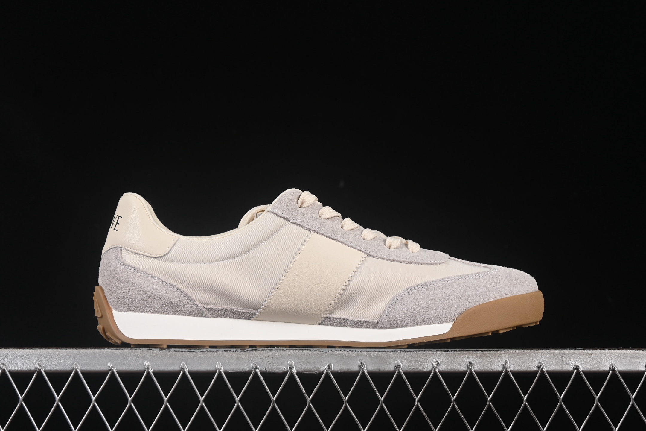 💰400纯原
Loewe Ballet Runner 罗意威 25ss春季新款爆款 2.0系列阿甘复古风德训鞋薄底百搭休闲运动鞋 LLBR593508
#外贸出口订单 广东原厂 作为Loewe的标志性设计 超柔软,轻便且灵活的鞋底,升级的柔软皮革内衬和鞋床,提供最大舒适感,真皮和皮料混搭彰显复古风格 拼色德训鞋 阿甘鞋 小白鞋 拼色拼接鞋面 柔软舒适 被评为年度最舒适的暴走鞋 如履平地 原版细节 鞋面由进口麂皮 原版冰丝布拼接 真皮垫脚 原版定制磨具组合大底 原盒包装 众多明星同款上脚 极具爆款。
尺码:38 39 40 41 42 43 44 MBH8