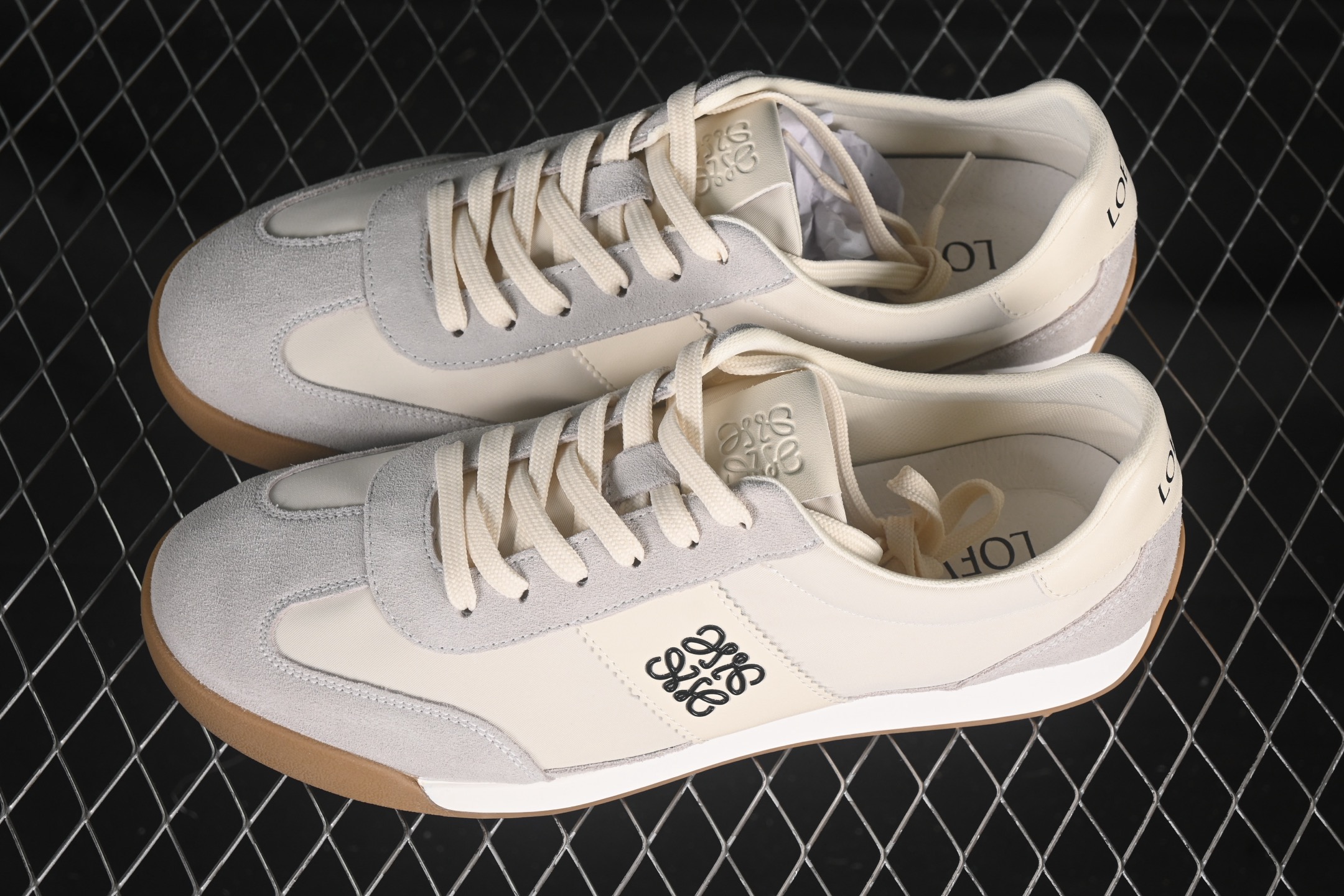 💰400纯原
Loewe Ballet Runner 罗意威 25ss春季新款爆款 2.0系列阿甘复古风德训鞋薄底百搭休闲运动鞋 LLBR593508
#外贸出口订单 广东原厂 作为Loewe的标志性设计 超柔软,轻便且灵活的鞋底,升级的柔软皮革内衬和鞋床,提供最大舒适感,真皮和皮料混搭彰显复古风格 拼色德训鞋 阿甘鞋 小白鞋 拼色拼接鞋面 柔软舒适 被评为年度最舒适的暴走鞋 如履平地 原版细节 鞋面由进口麂皮 原版冰丝布拼接 真皮垫脚 原版定制磨具组合大底 原盒包装 众多明星同款上脚 极具爆款。
尺码:38 39 40 41 42 43 44 MBH8