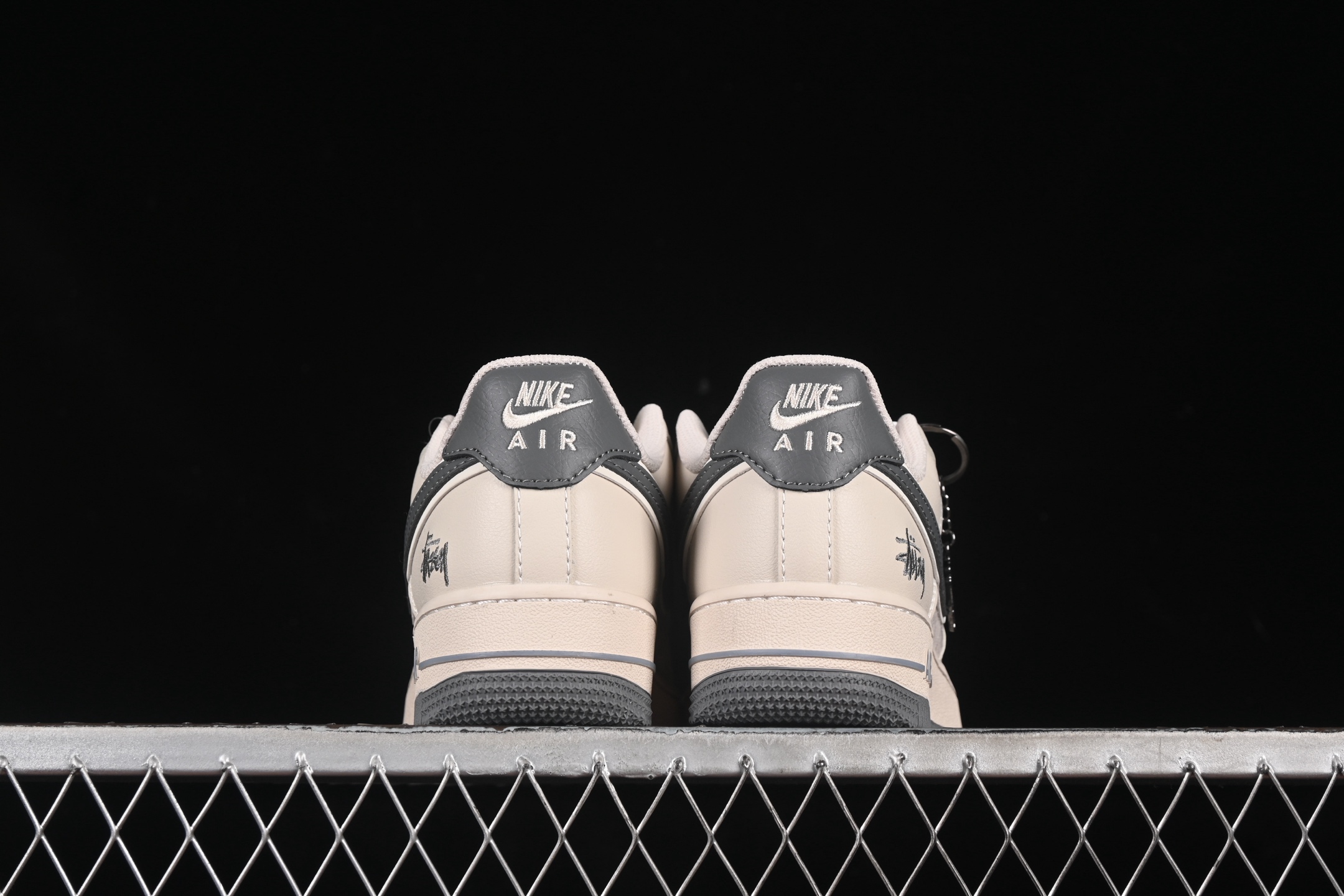 💰300纯原
Nike Air Force 1'07 Low 斯图西联名 猪八灰勾灰底 空军一号低帮休闲板鞋 XX3168-126
#原楦头原纸板 原装鞋盒 定制五金配件 内置全掌气垫 原厂鞋底
尺码:36 36.5 37.5 38 38.5 39 40 40.5 41 42 42.5 43 44 44.5 45 9.D4