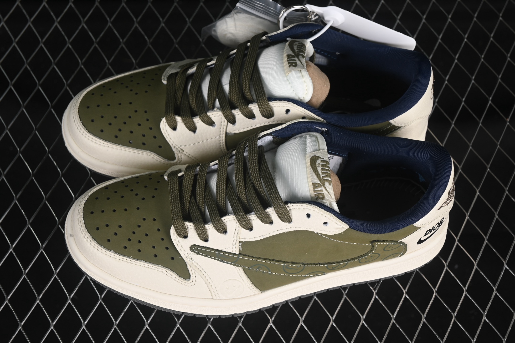 💰280公司级💰380纯原
 Travis Scott x Fragment Design x Air Jordan 1 Low OG SP AJ1 迪奥联名 秧色米白 低帮文化休闲板鞋 LD2025-008
#多方联名合作融合了Travis Scott 独特的音乐风格，藤原浩个性的设计风格以及Jordan品牌的经典元素 使其成为一双具有独特身份和价值的鞋子 清新而立体的外观加上联名标识更突出了其独特身份 这种配色方案显示出活力和时尚感 在视觉上引人注目  鞋身的质感和细腻的细节处理使其显得高端而格调十足  这款“倒钩”联名是设计与创意完美结合  融合多方的个性风格是一款备受瞩目的潮流鞋款
尺码：36 36.5 37.5 38 38.5 39 40 40.5 41 42 42.5 43 44 44.5 45 9.E5