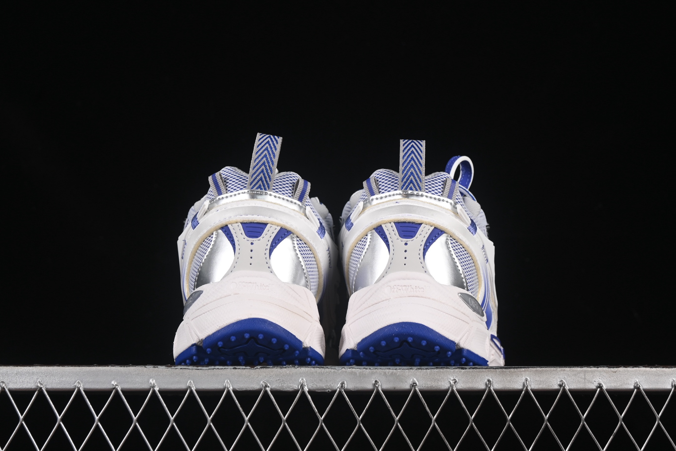  Off-White Be Right 白蓝色低帮生活休闲鞋
#鞋款的外观设计走在时尚前沿，其独特的风