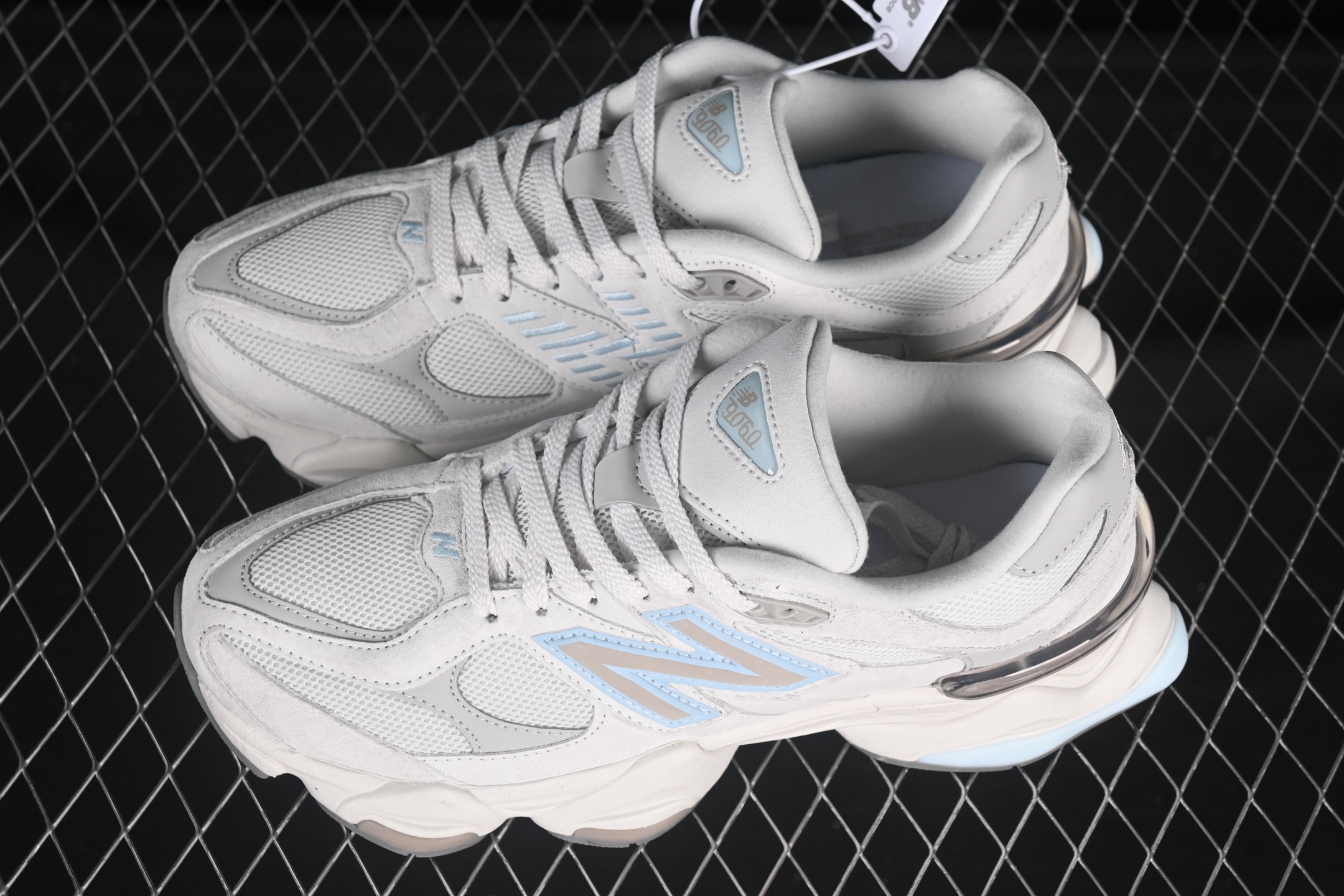 💰280纯原 Joe Freshgoods x New Balance NB9060 联名款 复古休闲运动慢跑鞋 U9060ZGA
#鞋款灵感源自设计师本人对夏日的怀日回忆。鞋面大身由空间双格及磨砂鞋面拼接而生,配以柔和、温暖的粉橘色调,夏日氛围拉满
#采用大面积网眼以及麂皮材质覆盖鞋身,还原经典气质。搭载ABZORB避震科技,由泡沫聚酯制成,上脚可以有效减少由鞋底反弹对身体及双腿的冲击力
尺码:36 37 37.5 38 38.5 39 40 40.5 41 42 42.5 43 44 44.5 45 46.5 3.D4