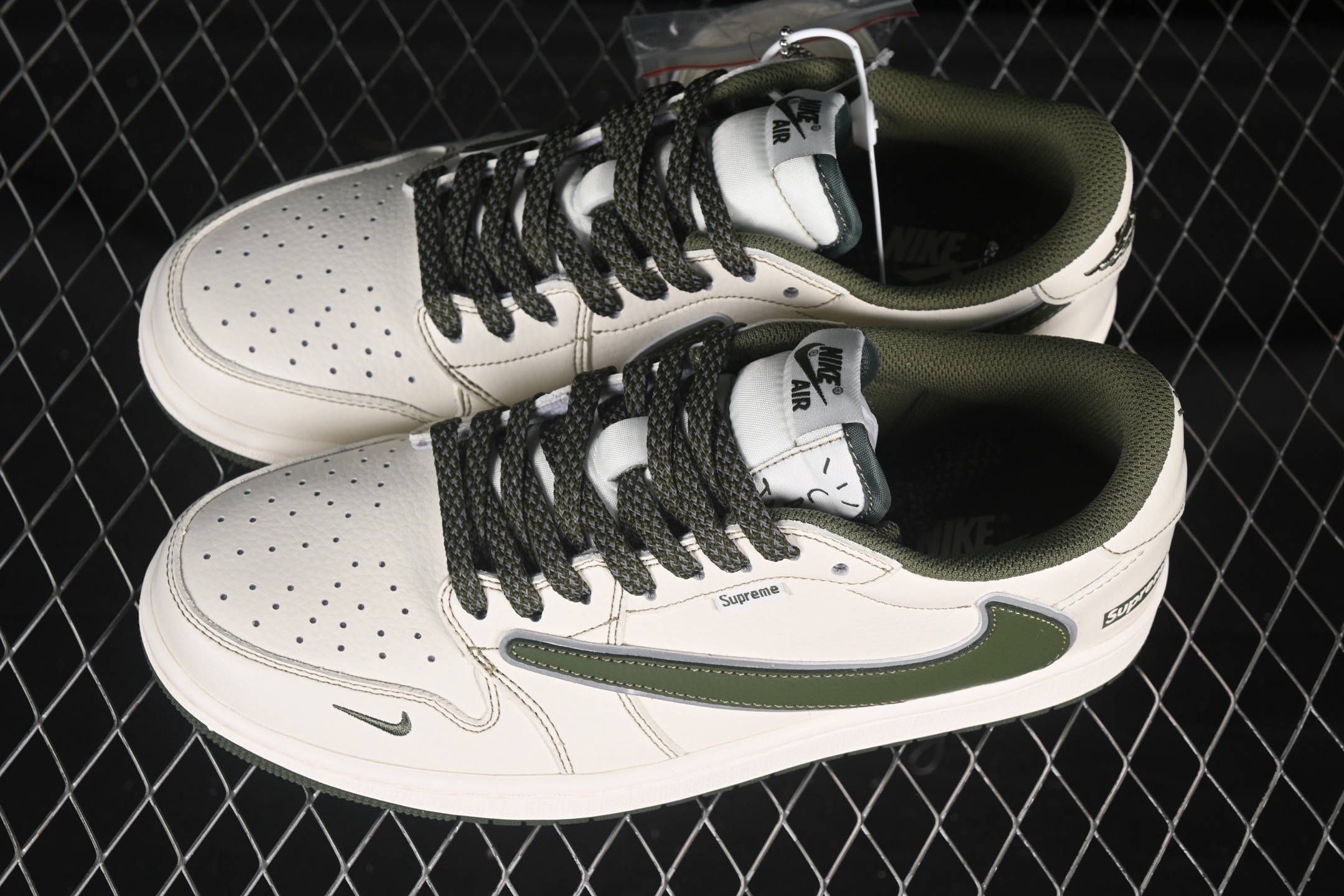 💰280公司级💰380纯原
Travis Scott x Fragment Design x Air Jordan 1 Low OG SP AJ1 联名款 低帮文化休闲板鞋 DH0223-333
#多方联名合作融合了Travis Scott 独特的音乐风格,藤原浩个性的设计风格以及Jordan品牌的经典元素 使其成为一双具有独特身份和价值的鞋子 清新而立体的外观加上联名标识更突出了其独特身份 这种配色方案显示出活力和时尚感 在视觉上引人注目 鞋身的质感和细腻的细节处理使其显得高端而格调十足 这款“倒钩”联名是设计与创意完美结合 融合多方的个性风格是一款备受瞩目的潮流鞋款
尺码:36 36.5 37.5 38 38.5 39 40 40.5 41 42 42.5 43 44 44.5 45 9.E5