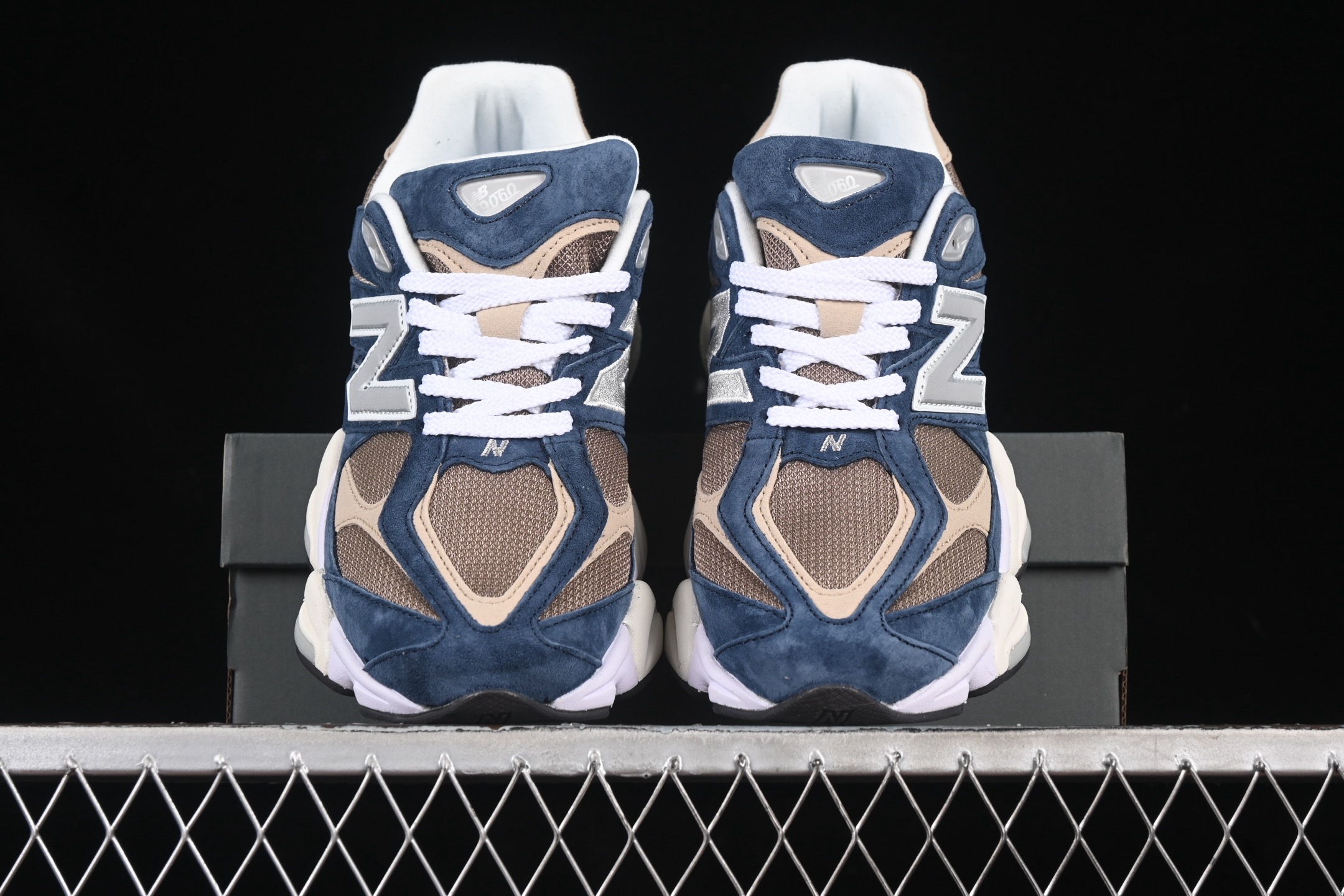 💰240纯原
New Balance NB9060系列 复古休闲运动慢跑鞋 U9060LBB
#鞋款灵感源自设计师本人对夏日的怀日回忆。鞋面大身由空间双格及磨砂鞋面拼接而生,配以柔和、温暖的粉橘色调,夏日氛围拉满
#采用大面积网眼以及麂皮材质覆盖鞋身,还原经典气质。搭载ABZORB避震科技,由泡沫聚酯制成,上脚可以有效减少由鞋底反弹对身体及双腿的冲击力
尺码:36 37 37.5 38 38.5 39 40 40.5 41 42 42.5 43 44 45 N.C3