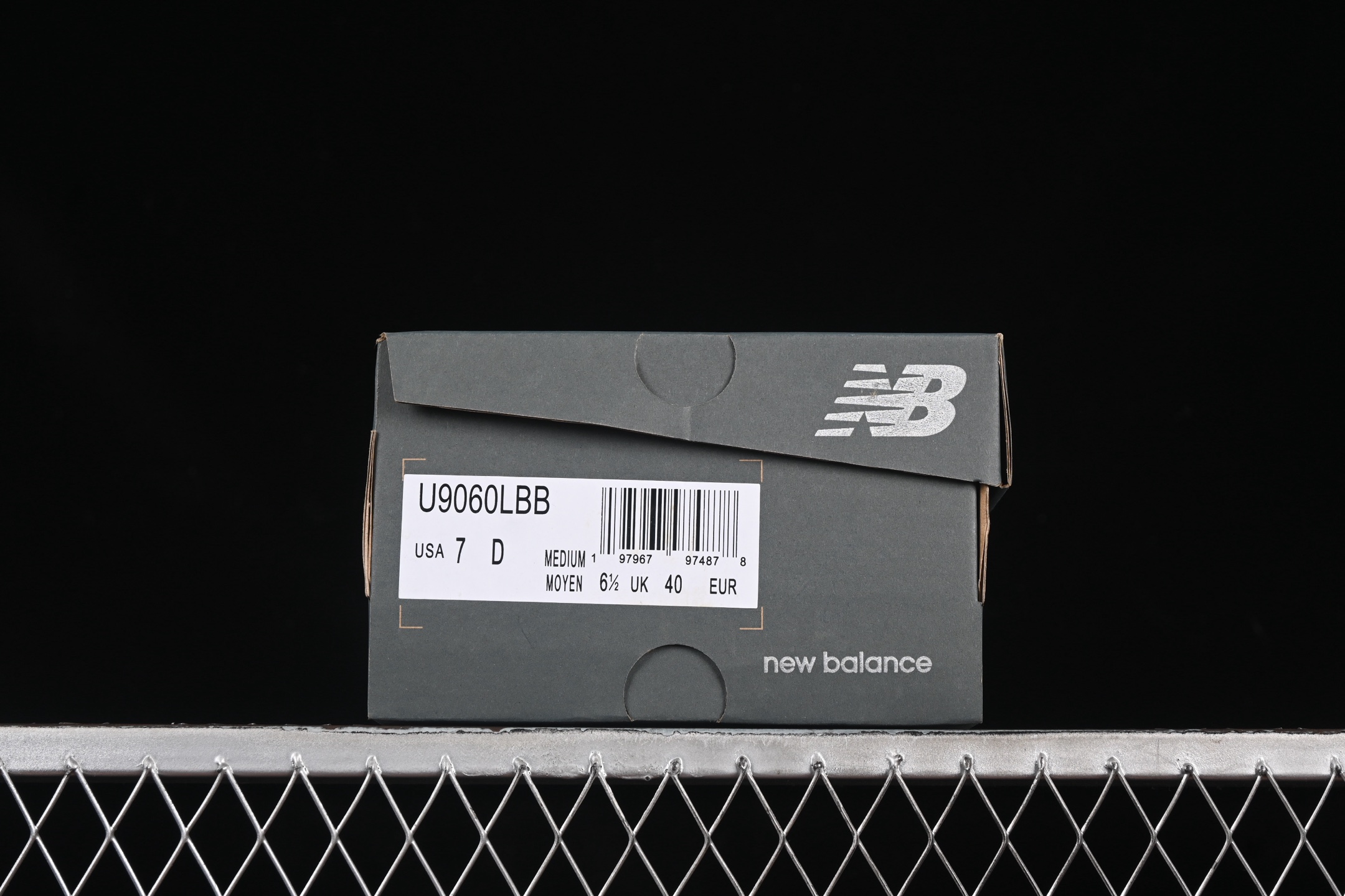 💰240纯原
New Balance NB9060系列 复古休闲运动慢跑鞋 U9060LBB
#鞋款灵感源自设计师本人对夏日的怀日回忆。鞋面大身由空间双格及磨砂鞋面拼接而生,配以柔和、温暖的粉橘色调,夏日氛围拉满
#采用大面积网眼以及麂皮材质覆盖鞋身,还原经典气质。搭载ABZORB避震科技,由泡沫聚酯制成,上脚可以有效减少由鞋底反弹对身体及双腿的冲击力
尺码:36 37 37.5 38 38.5 39 40 40.5 41 42 42.5 43 44 45 N.C3